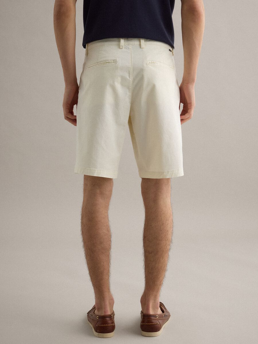 Shorts chino in cotone elasticizzato bianco regular fit_2