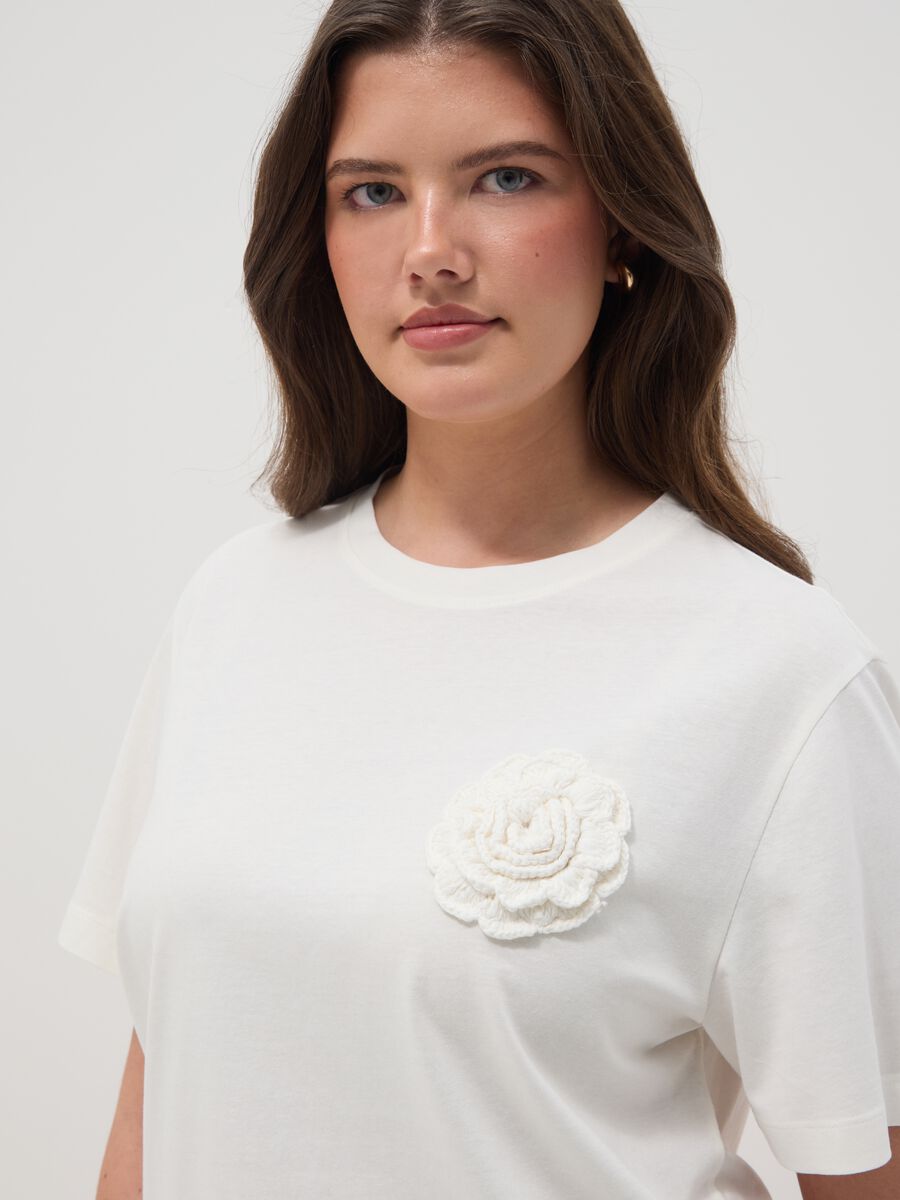 Regular fit pure white cotton T-shirt with appliqued flower_1