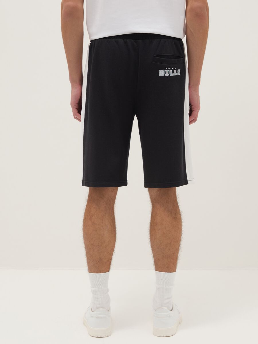 Black cotton blend regular fit sports shorts with Chicago Bulls logo_2