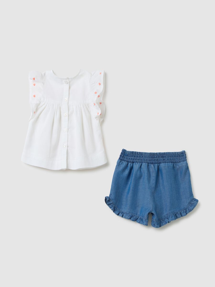 Completo da neonata con top in puro cotone bianco e shorts in denim_1