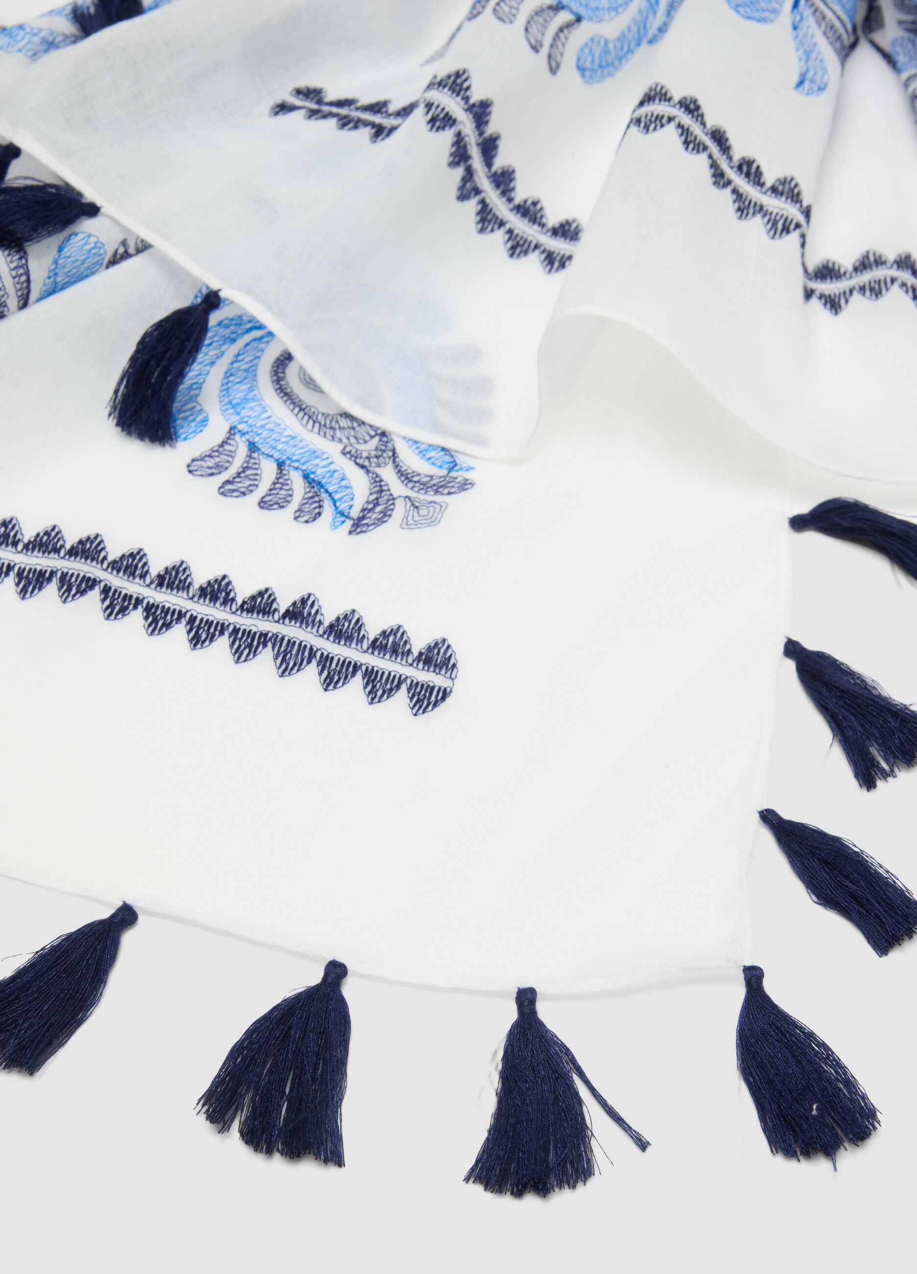 Foulard in puro cotone bianco con ricami floreali blu