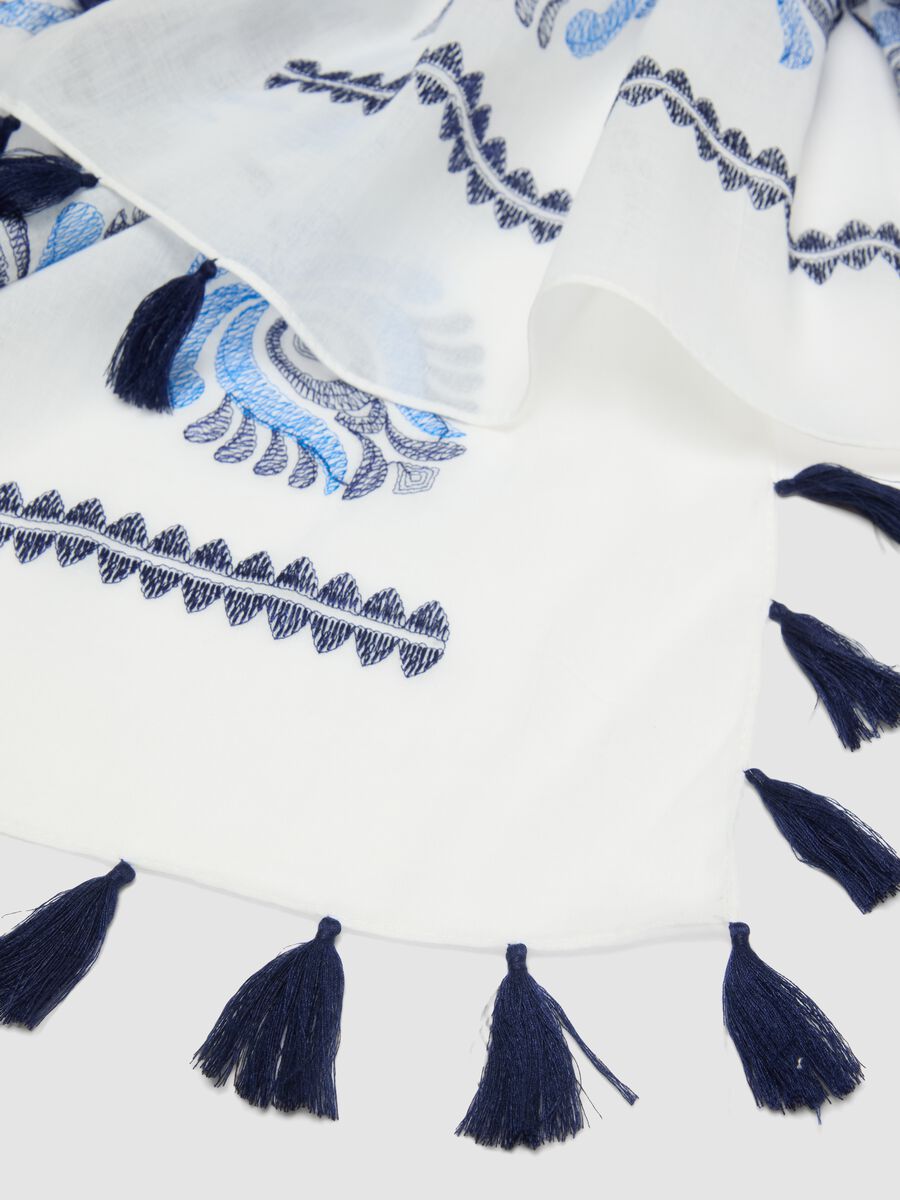 Foulard in puro cotone bianco con ricami floreali blu_3