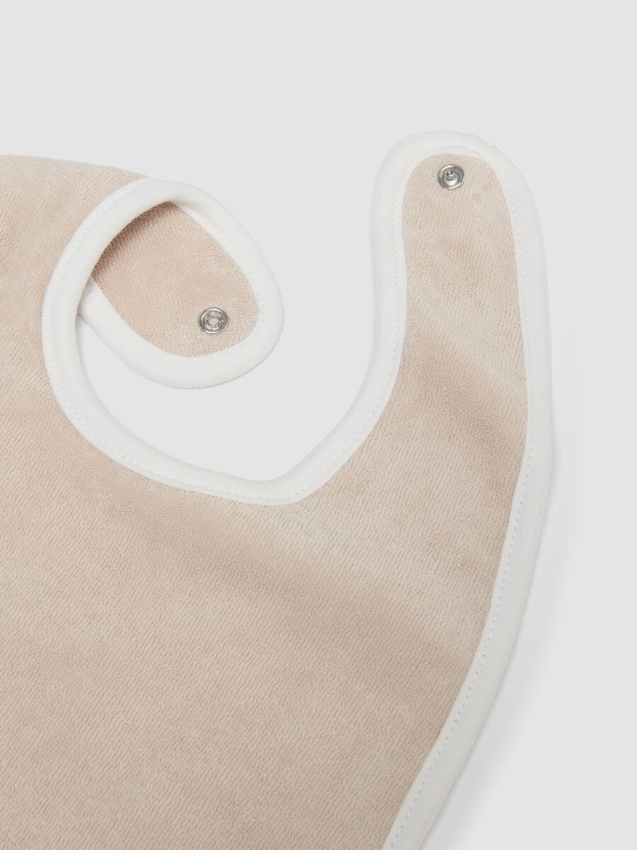 Grey & white organic cotton-blend bib set for newborns_1