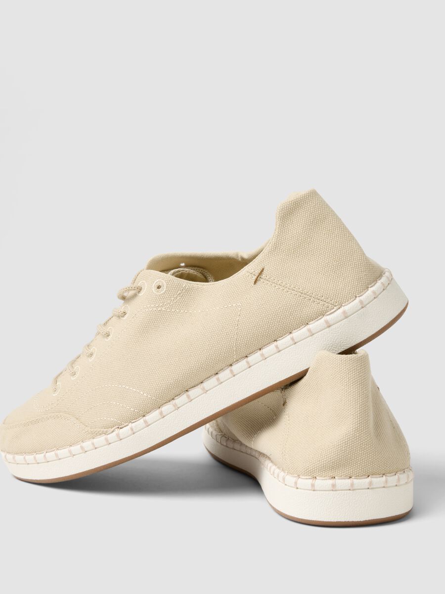 Beige lace-up trainers with visible stitching_2