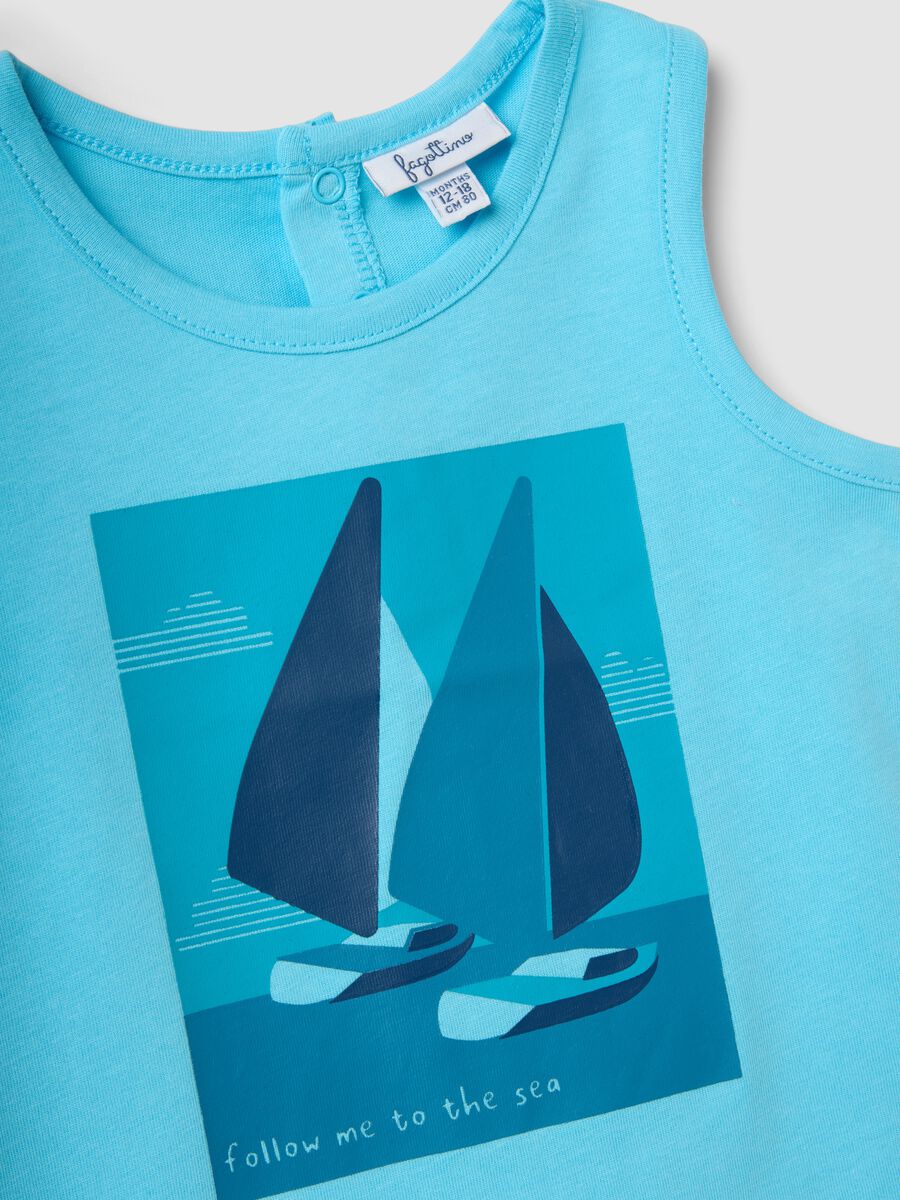 Canotta azzurra in puro cotone da bimbo regular fit con stampa vela_2