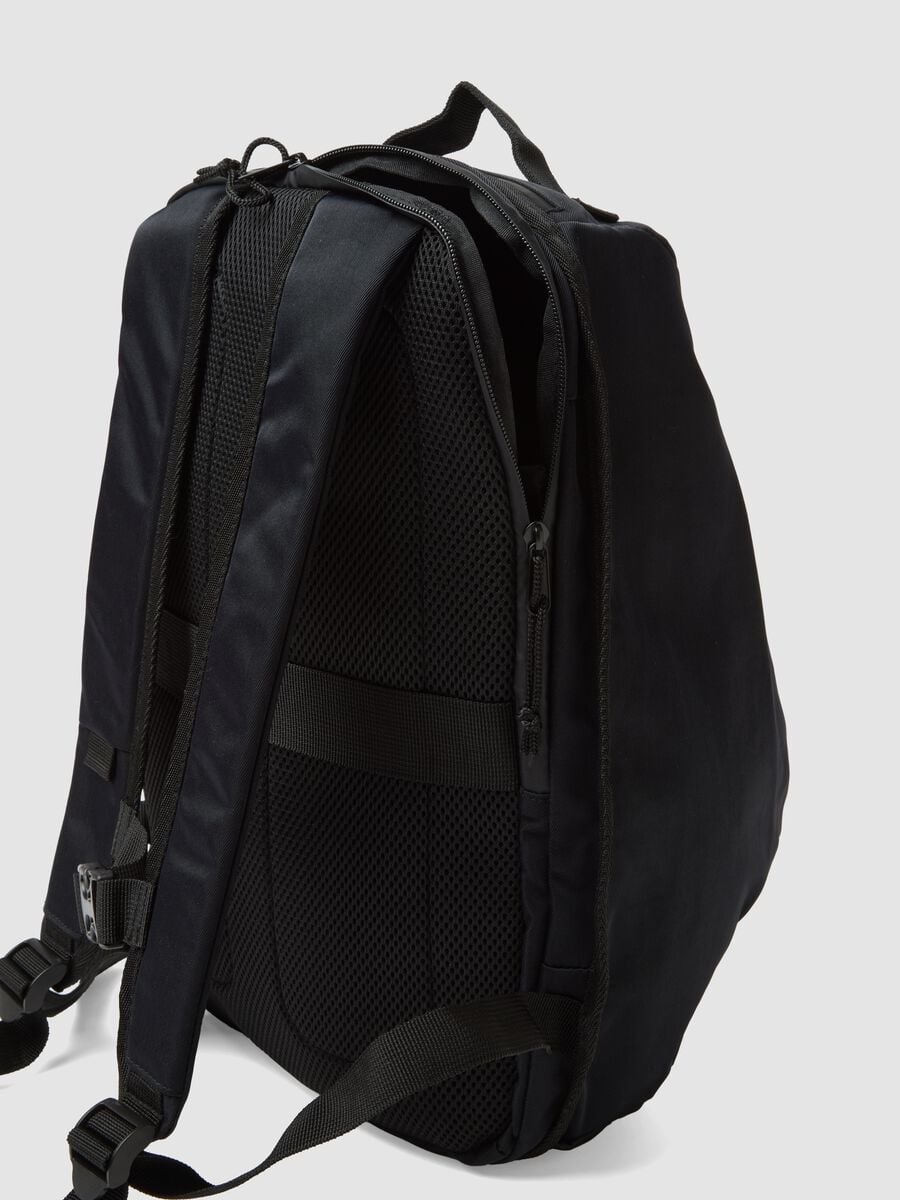 Zaino nero con spallacci regolabili_1