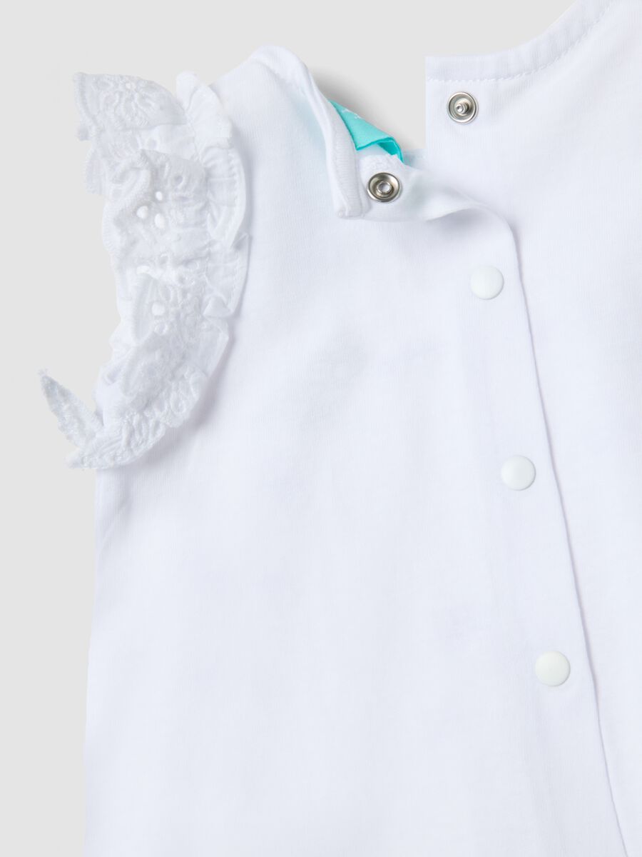 Completo bianco in puro cotone organico con top e shorts per neonati_2