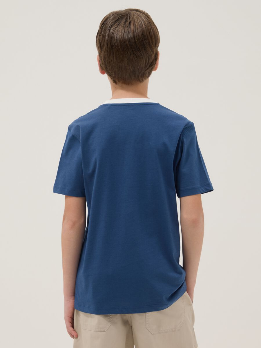 T-shirt in puro cotone blu da ragazzo relaxed fit con collo bianco_1