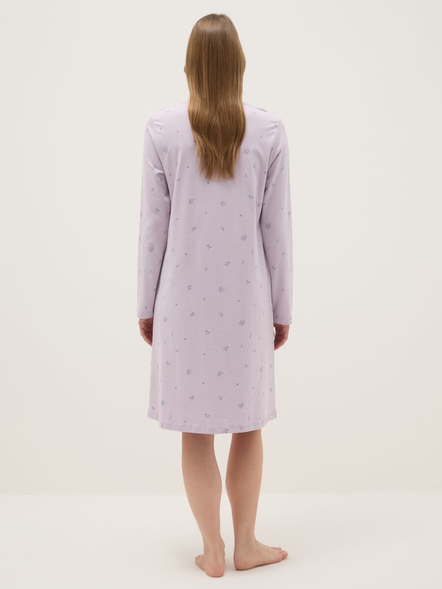 Camicia da notte in puro cotone viola con collo serafino e motivo floreale_2