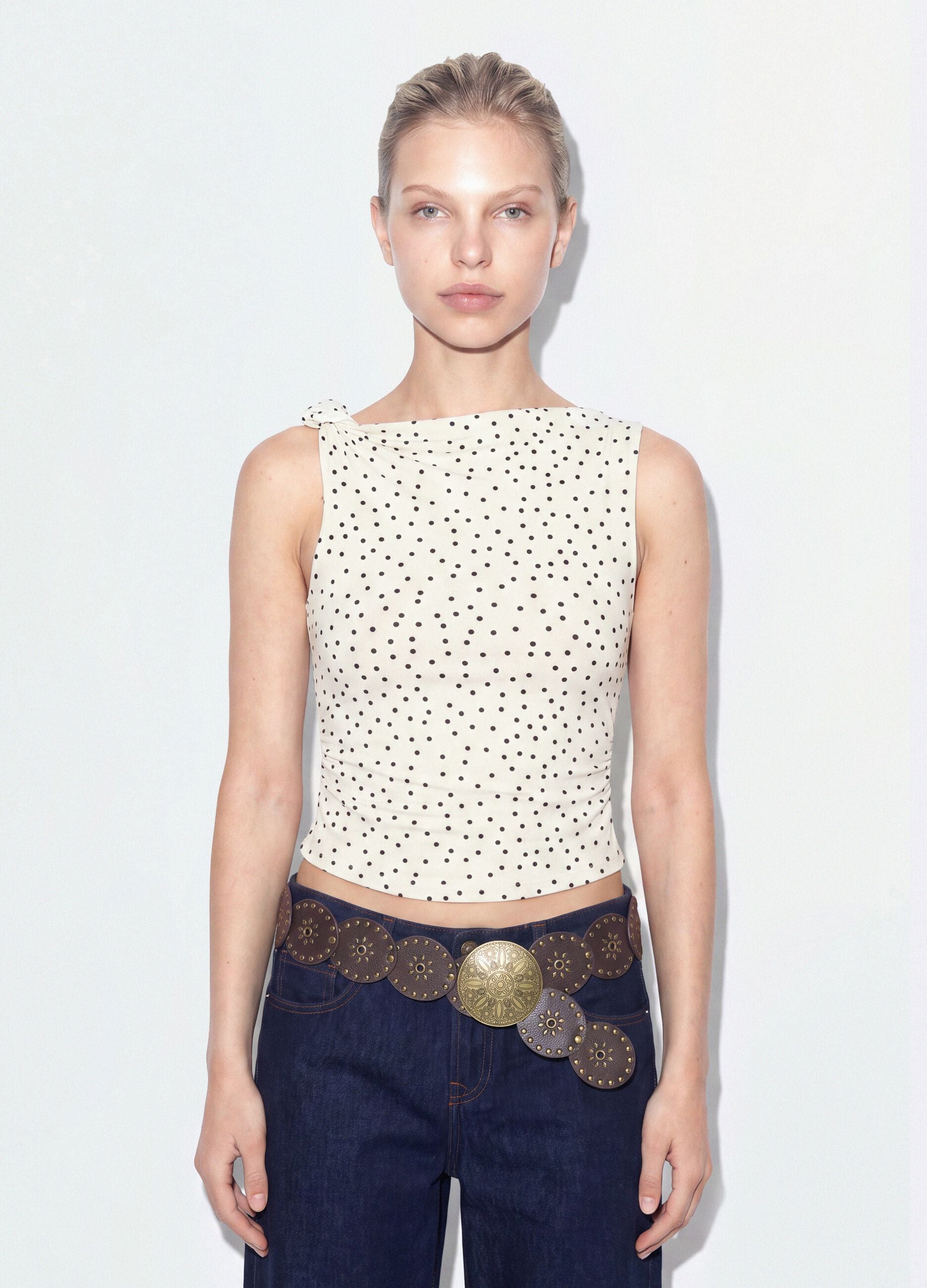 Top bianco asimmetrico monospalla in viscosa elasticizzata a pois slim fit