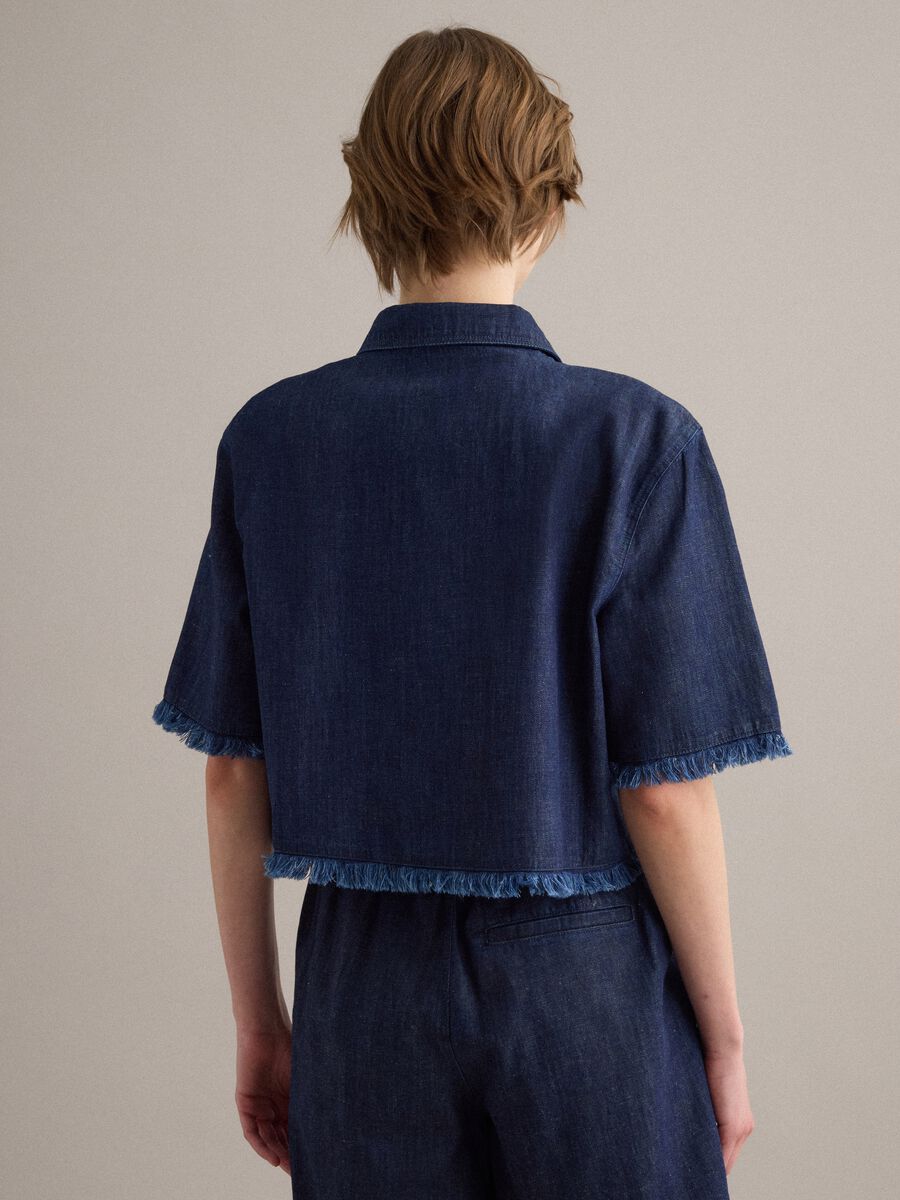 Camicia denim blu in misto cotone oversize fit con bordo sfrangiato_3