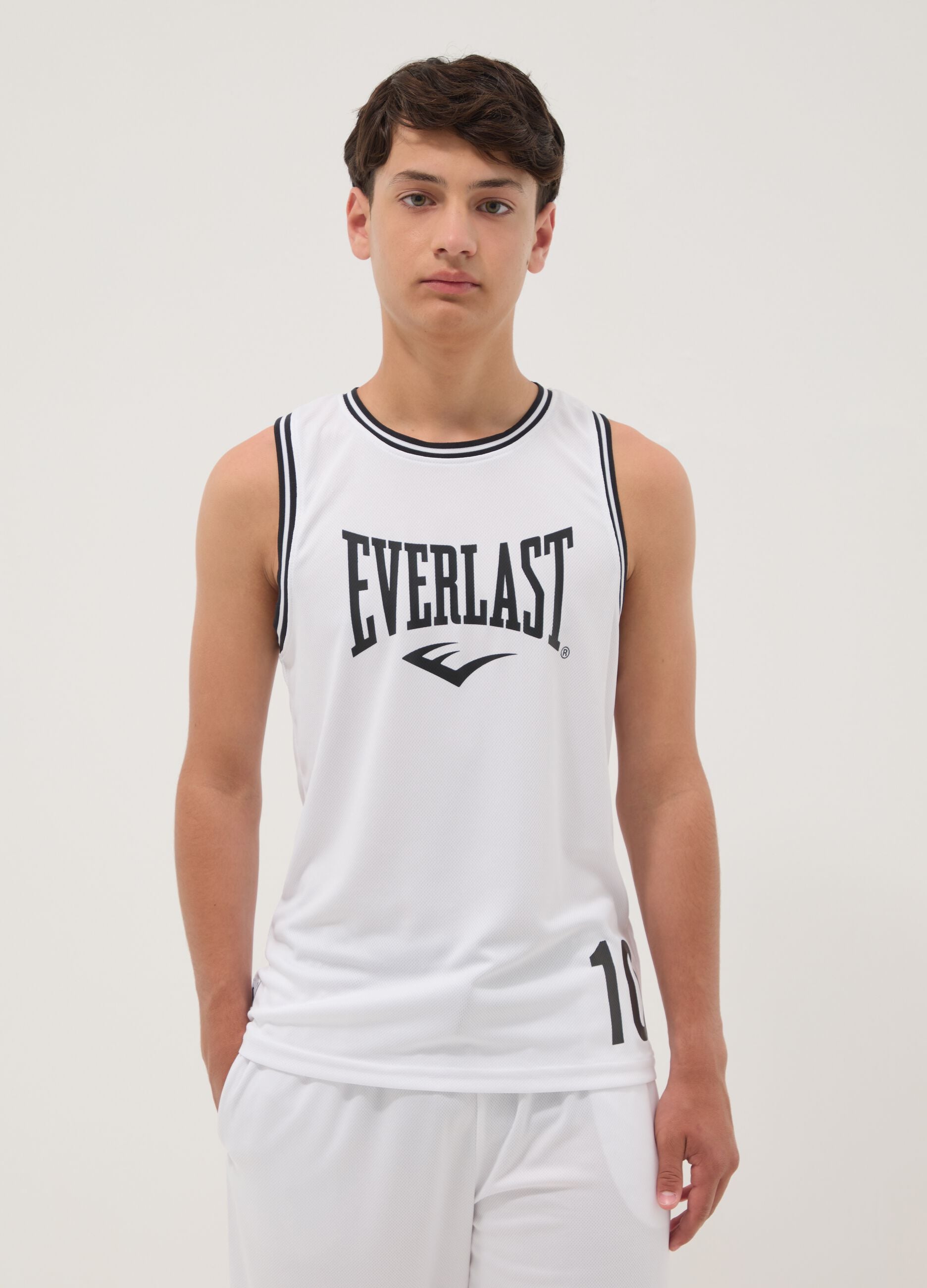 White regular-fit boys&rsquo; vest with contrast piping, oversized style