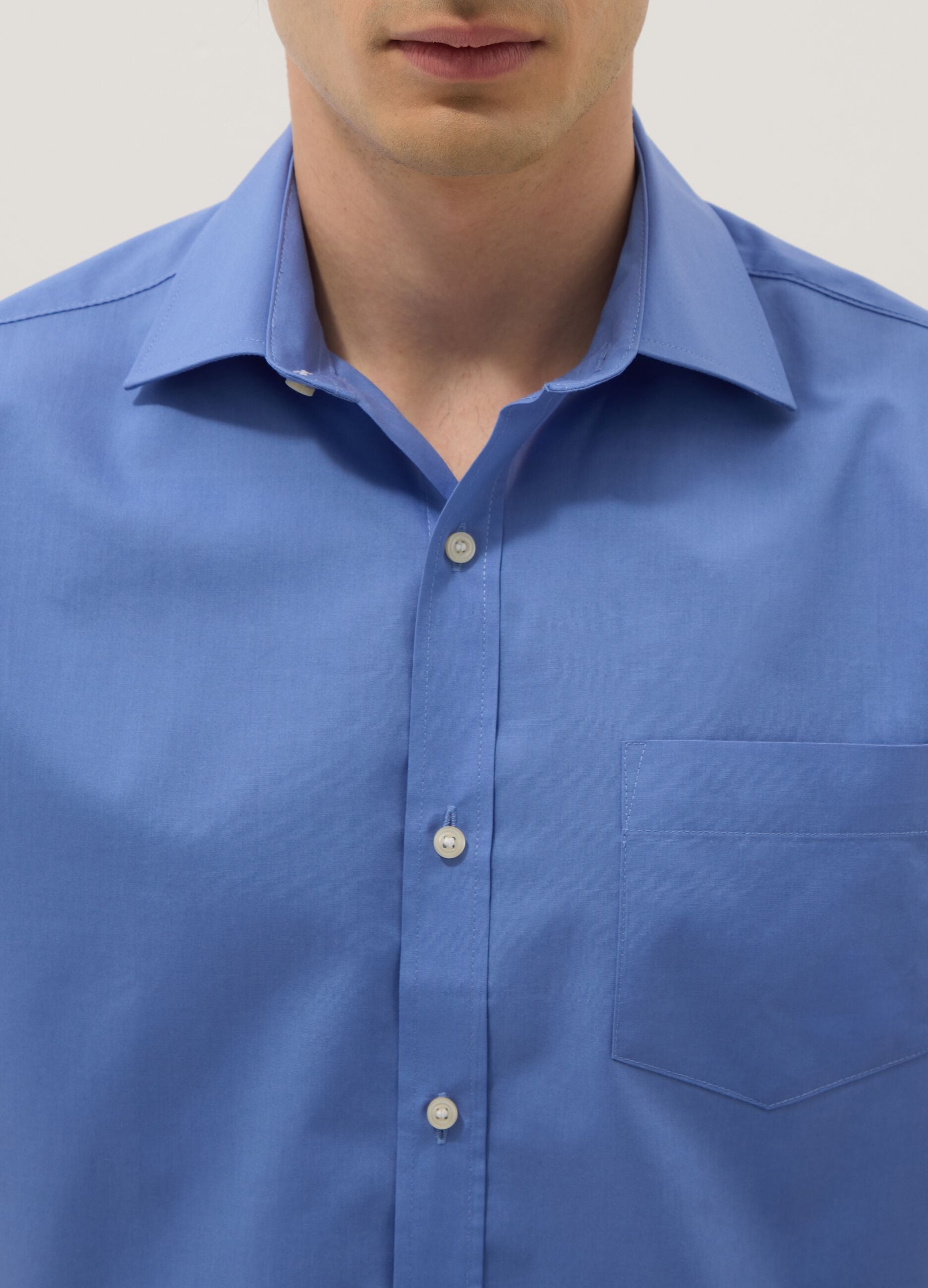 Light blue short-sleeved shirt with classic collar