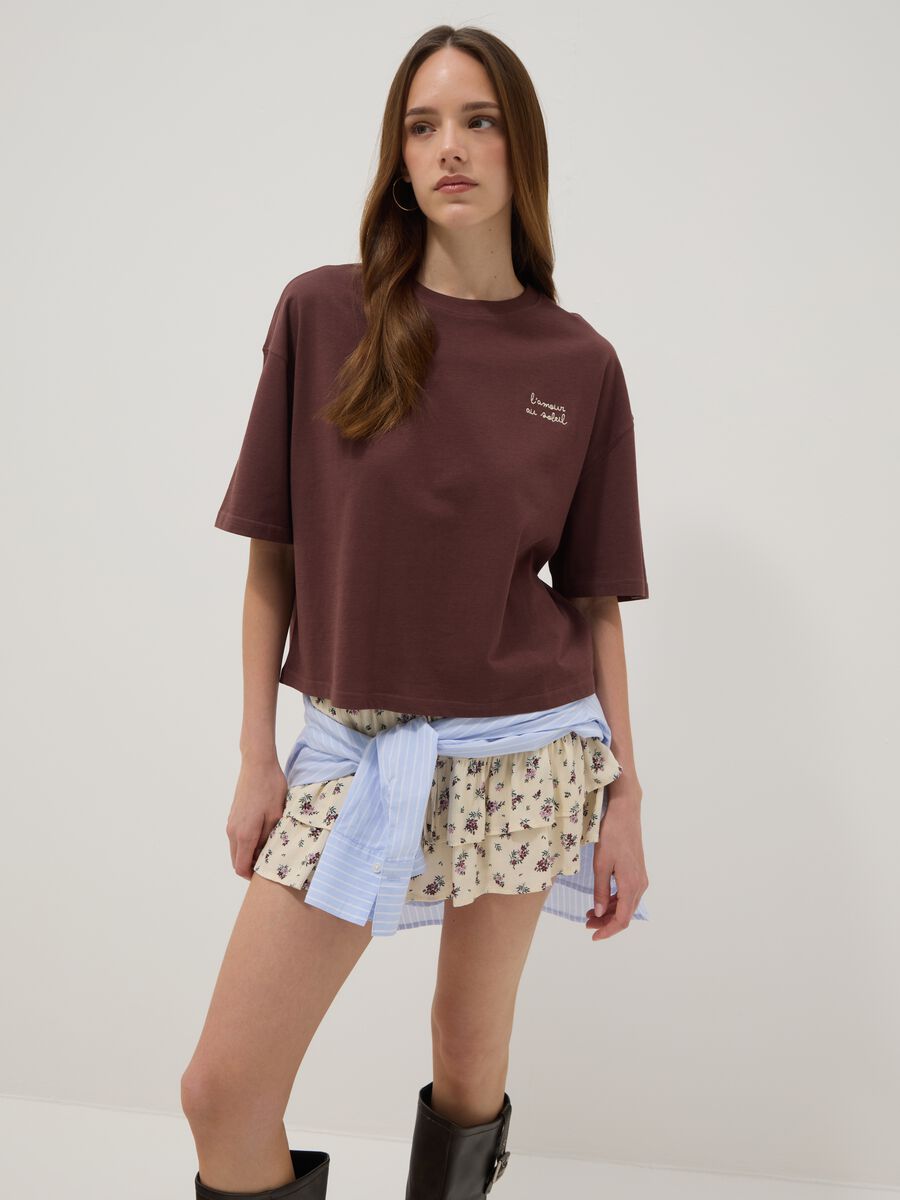 T-shirt marrone in puro cotone con ricamo boxy fit_0