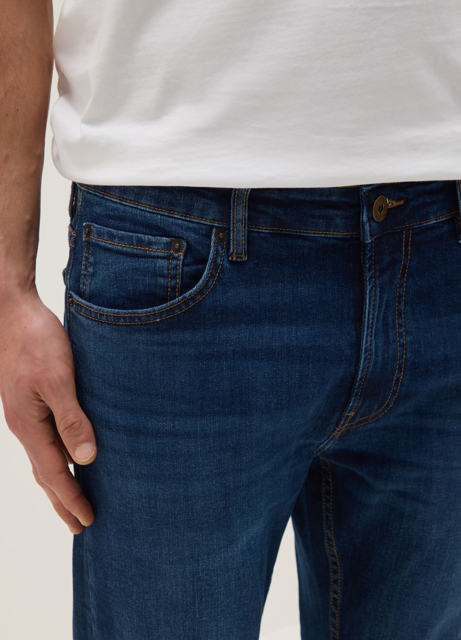 Slim fit blue stretchy cotton jeans with five pockets