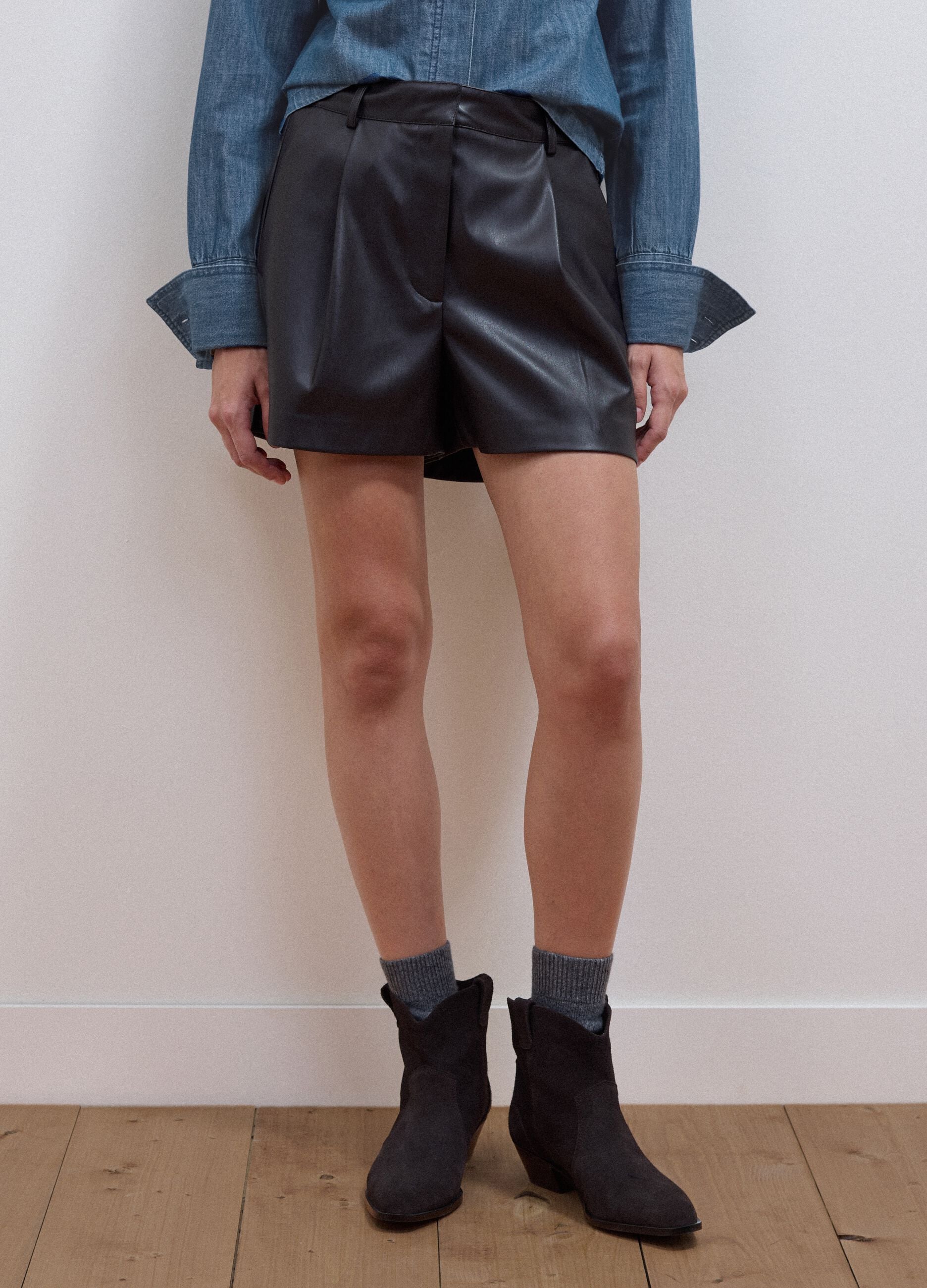 Brown regular-fit shorts with elasticated waistband