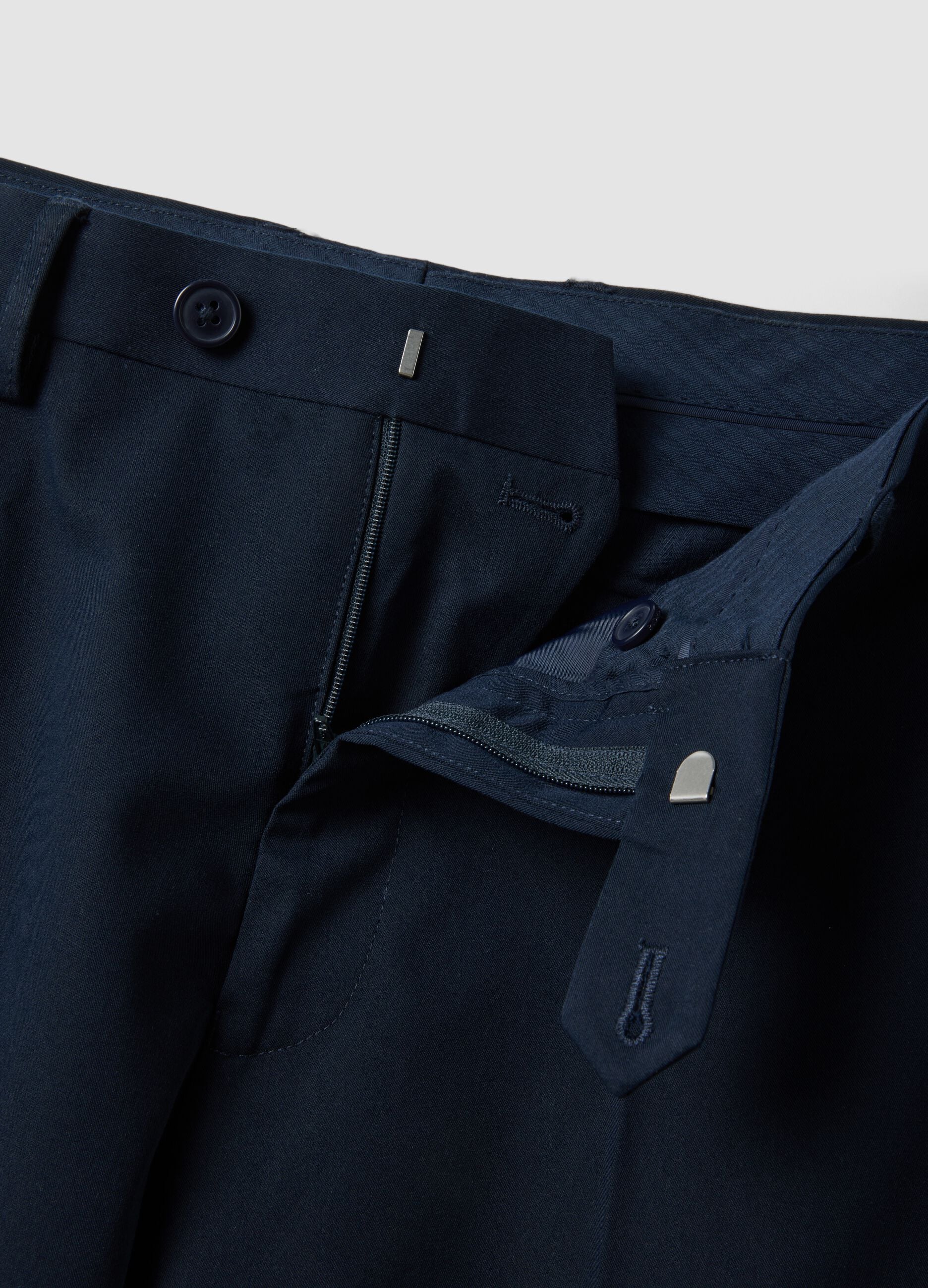 Pantaloni formali blu in viscosa elasticizzata regular fit