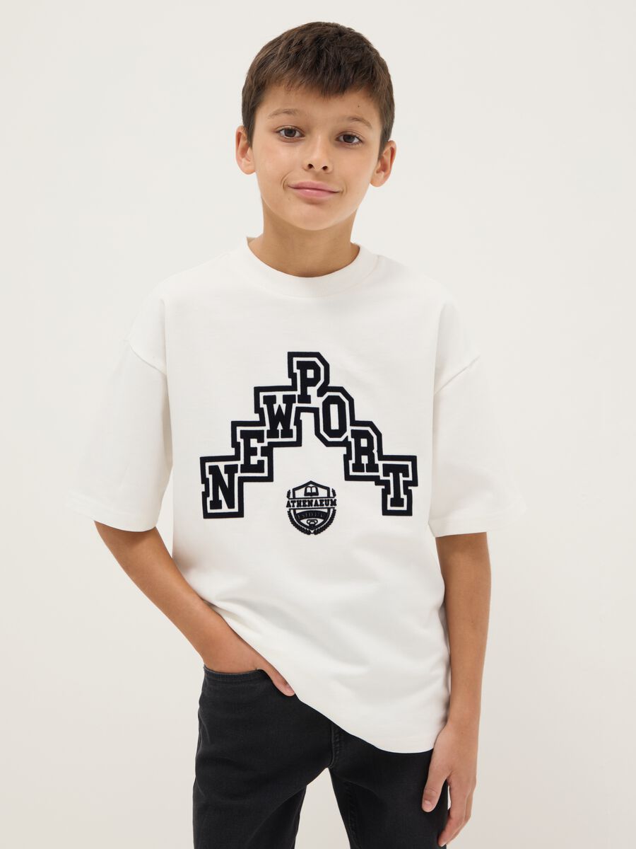 T-shirt in puro cotone bianco da ragazzo relaxed fit con stampa_0