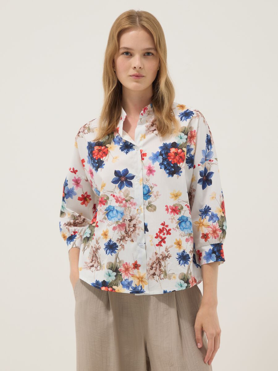 Camicia bianca in cotone elasticizzato a fiori_1