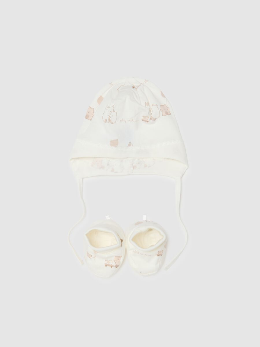 Set cappellino scarpine bianco da neonati in puro cotone_0
