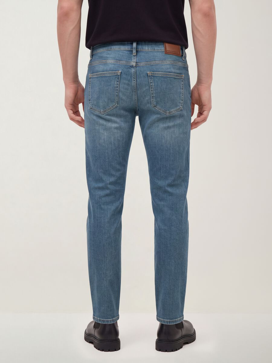 Men&rsquo;s medium-wash slim-fit stretch cotton jeans_3