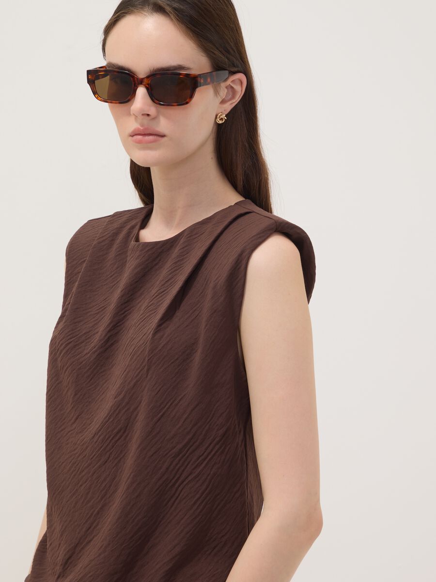 Brown sleeveless pleated-texture blouse, regular fit_0