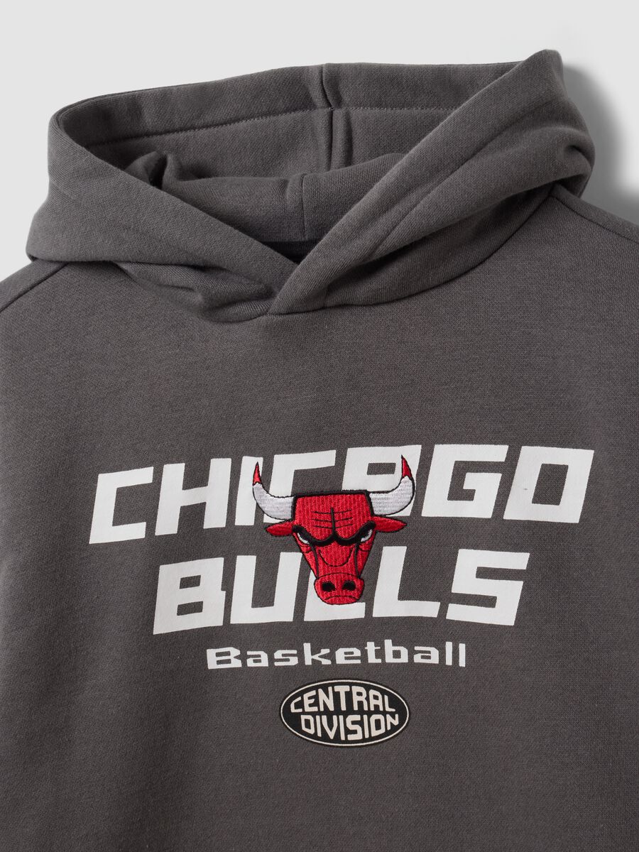 Felpa grigia con cappuccio in misto cotone e stampa Chicago Bulls per ragazzo_2