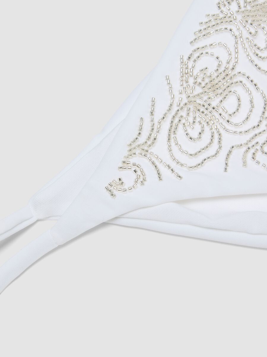 Slip da mare elasticizzato bianco con perline decorative_5