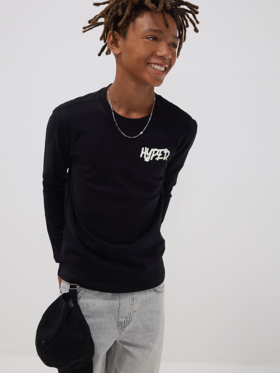 Black organic cotton T-shirt with &ldquo;Hyped&rdquo; print for boys_0