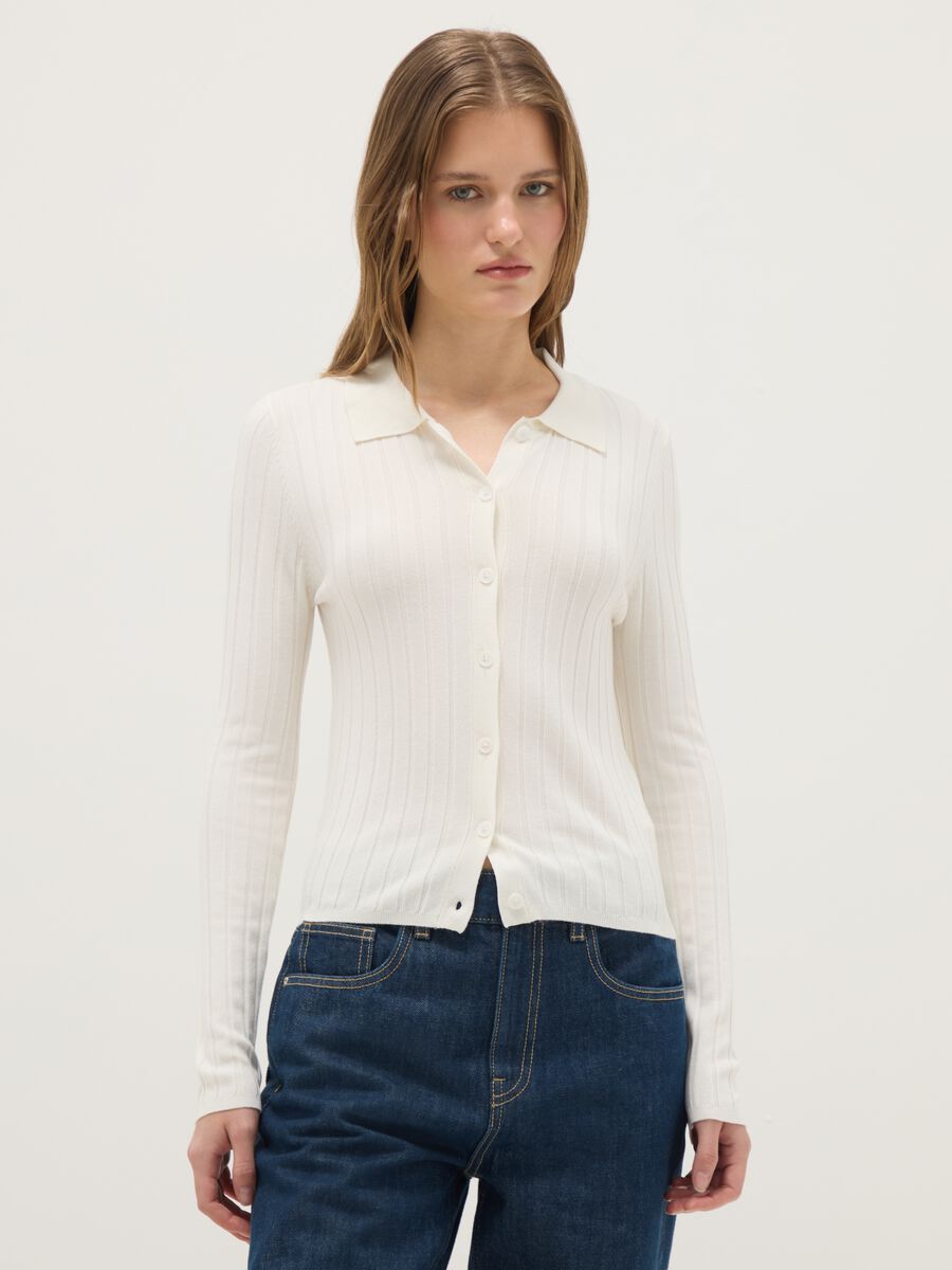 Slim fit white ribbed cardigan with polo collar_0