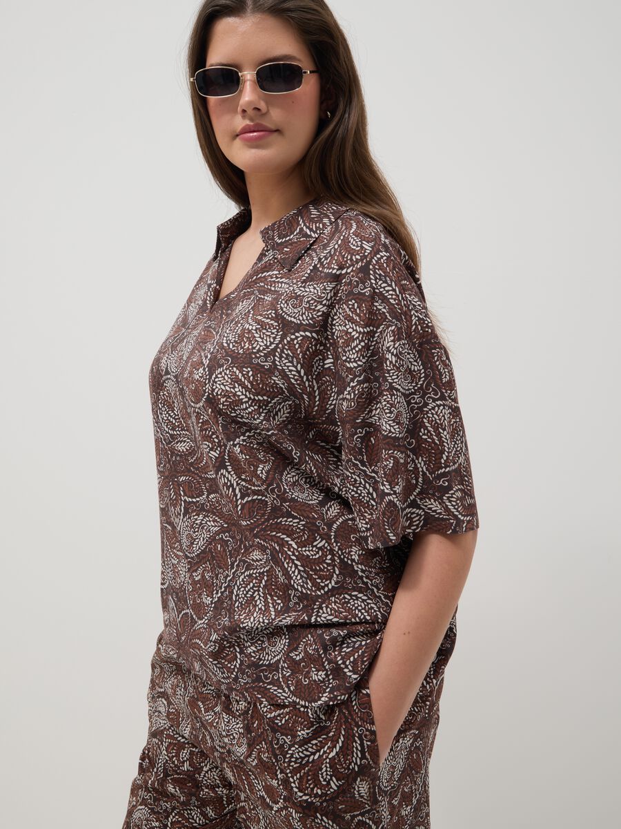 Camicia marrone in pura viscosa con stampa paisley_2