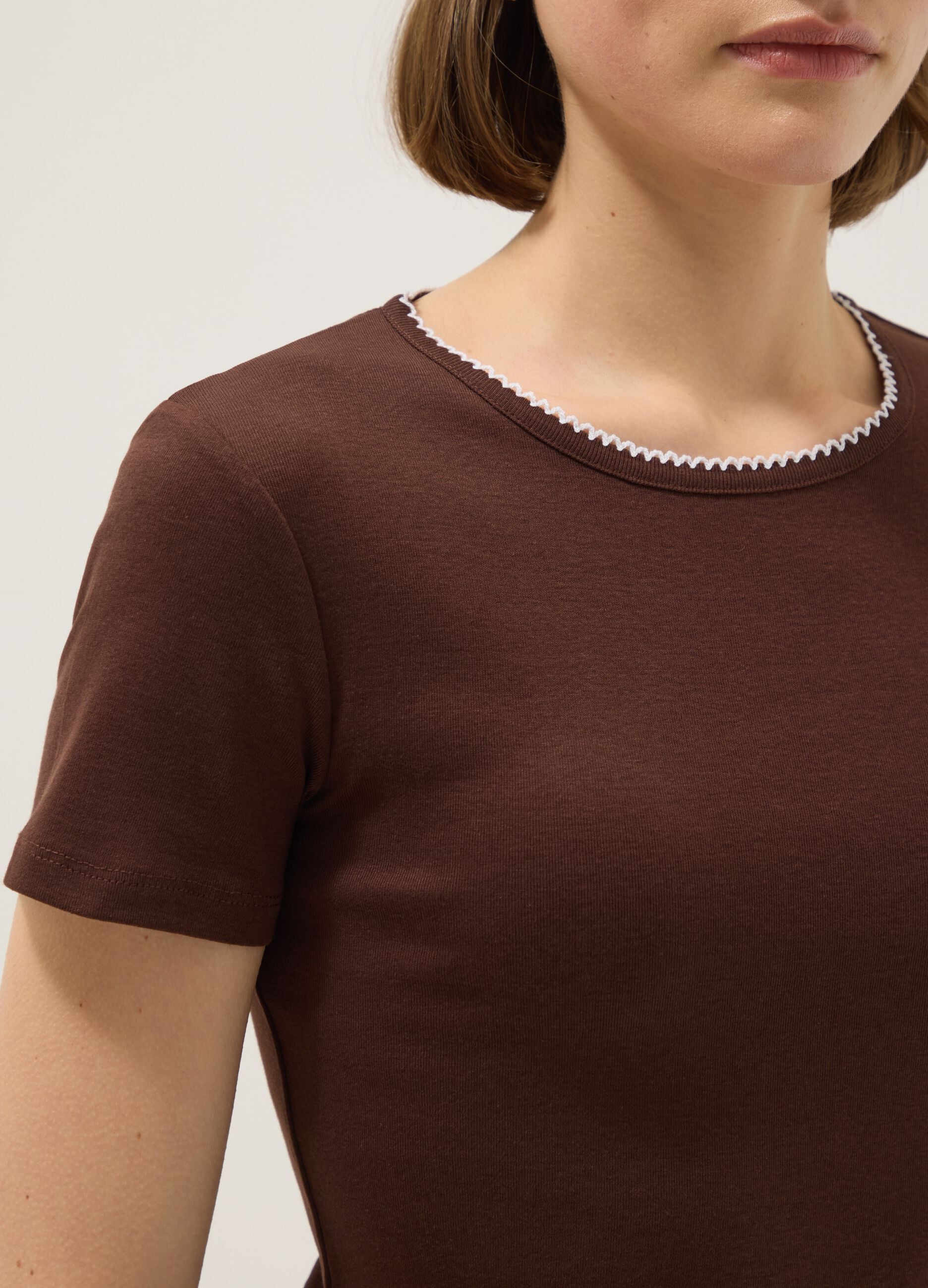 Brown pure cotton regular fit t-shirt with contrast stitching