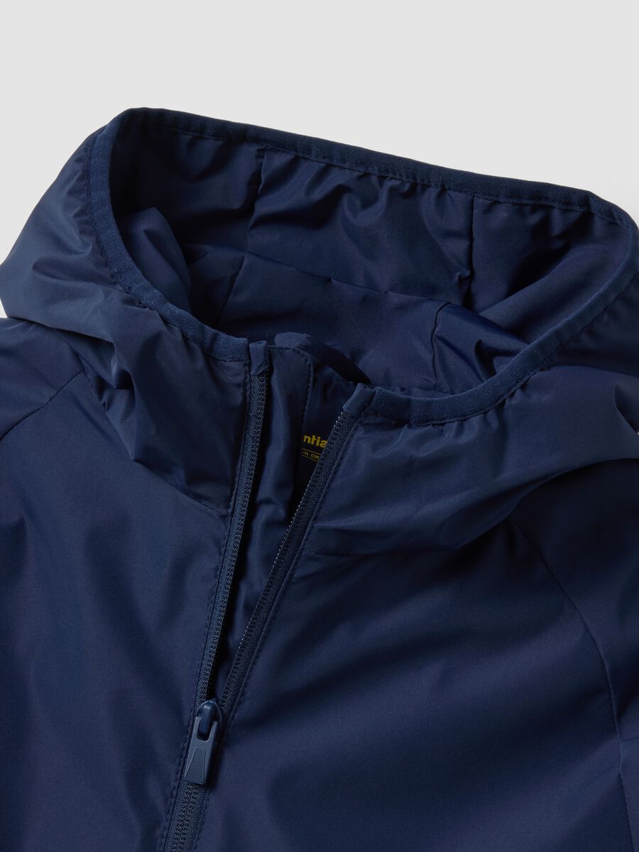 Giacca antipioggia blu con cappuccio e zip per ragazzo_6