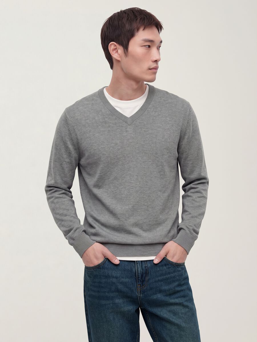 Grey V-neck jumper in viscose blend, regular fit_0