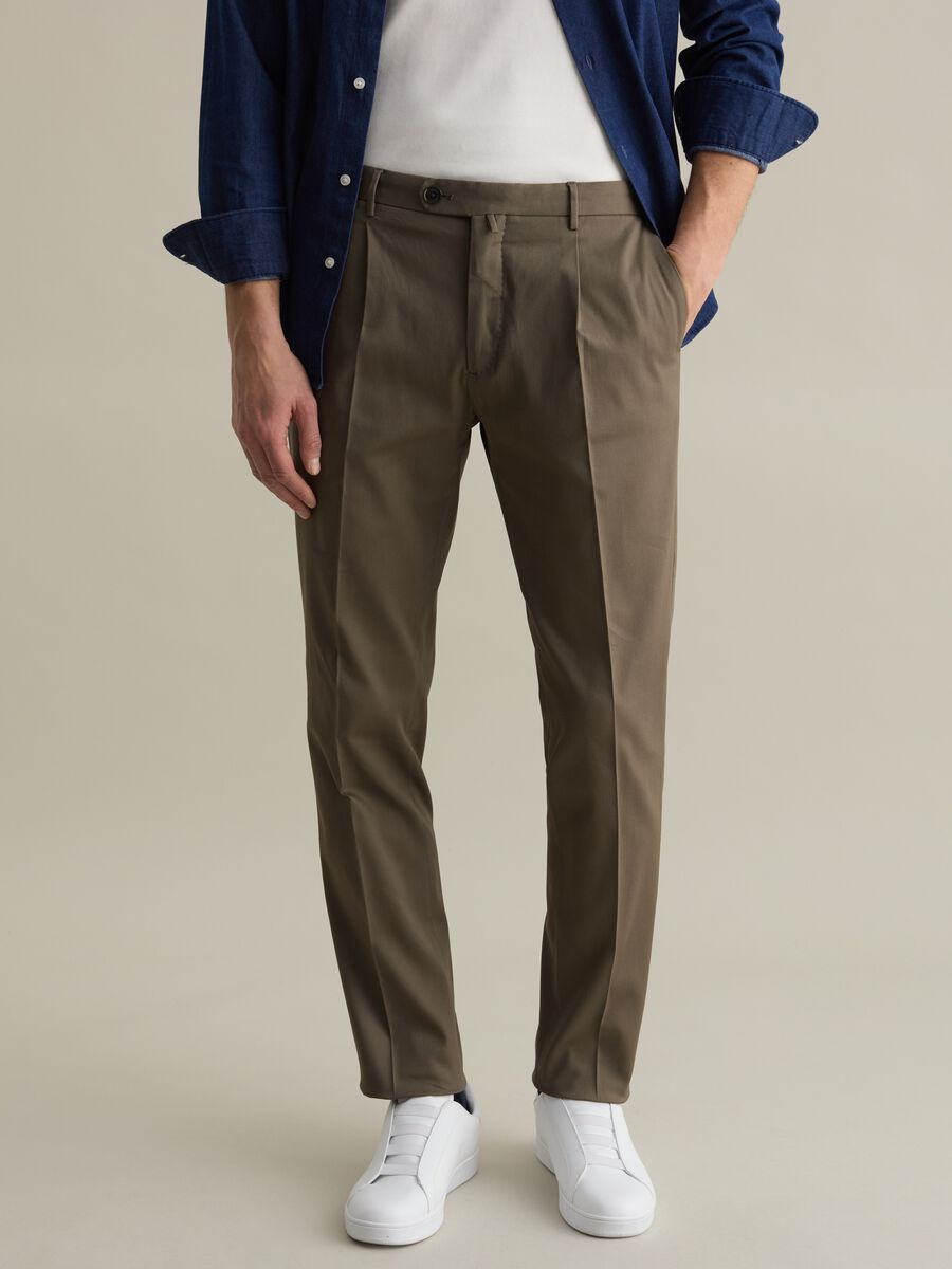 Contemporary chino trousers with darts_2