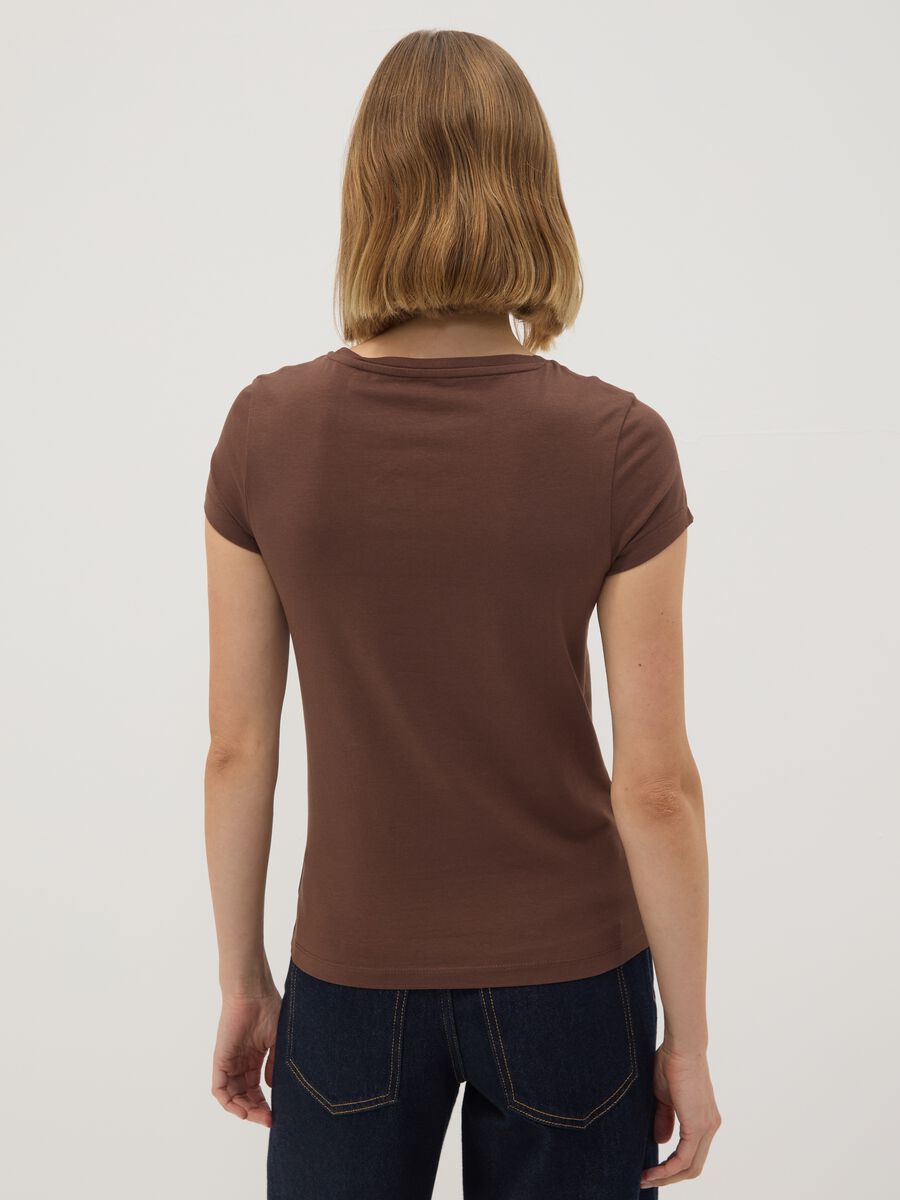 T-shirt marrone in cotone elasticizzato a girocollo regular fit_3