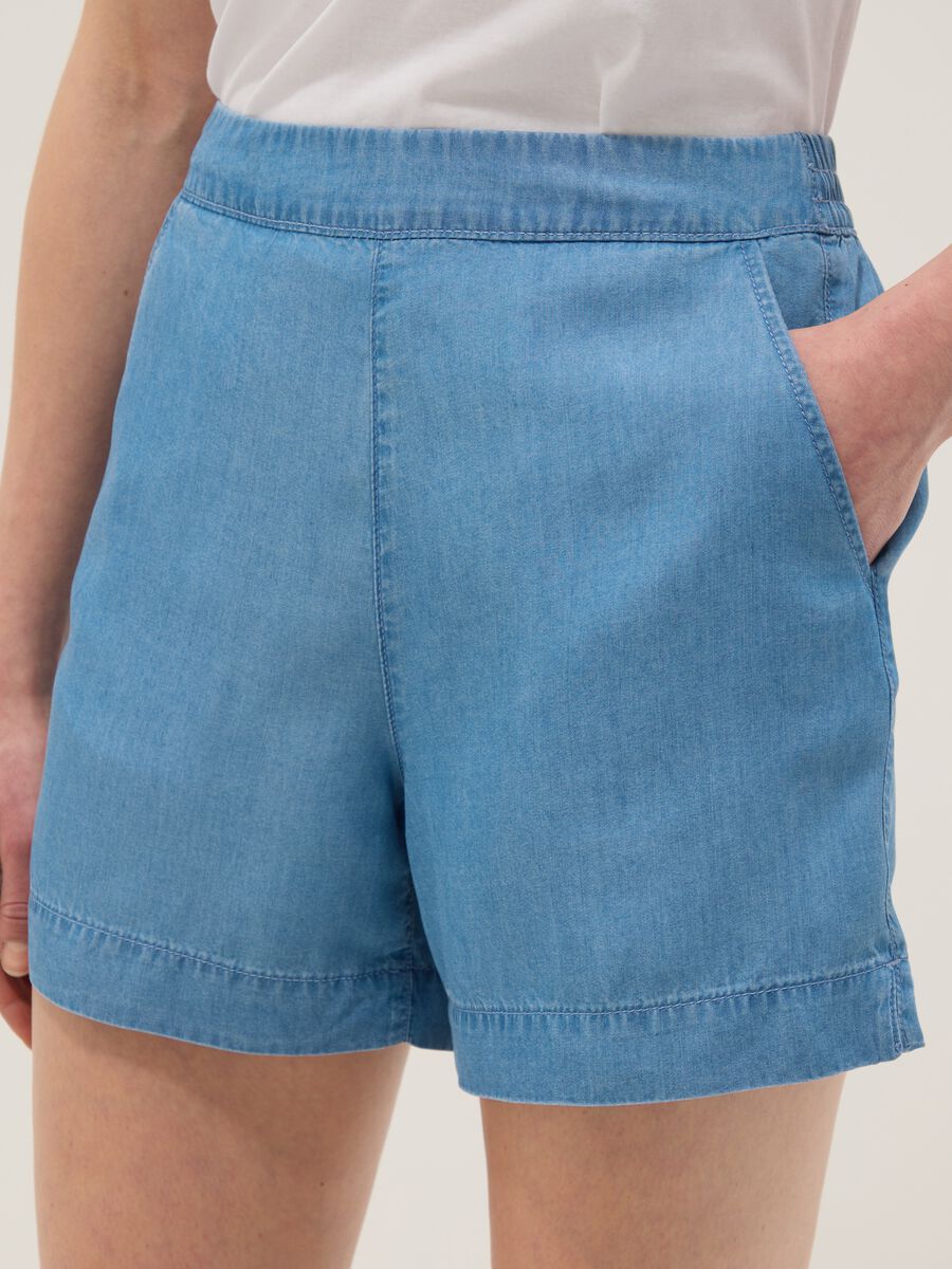 Light blue denim shorts in pure lyocell with elasticated waist, regular fit_3