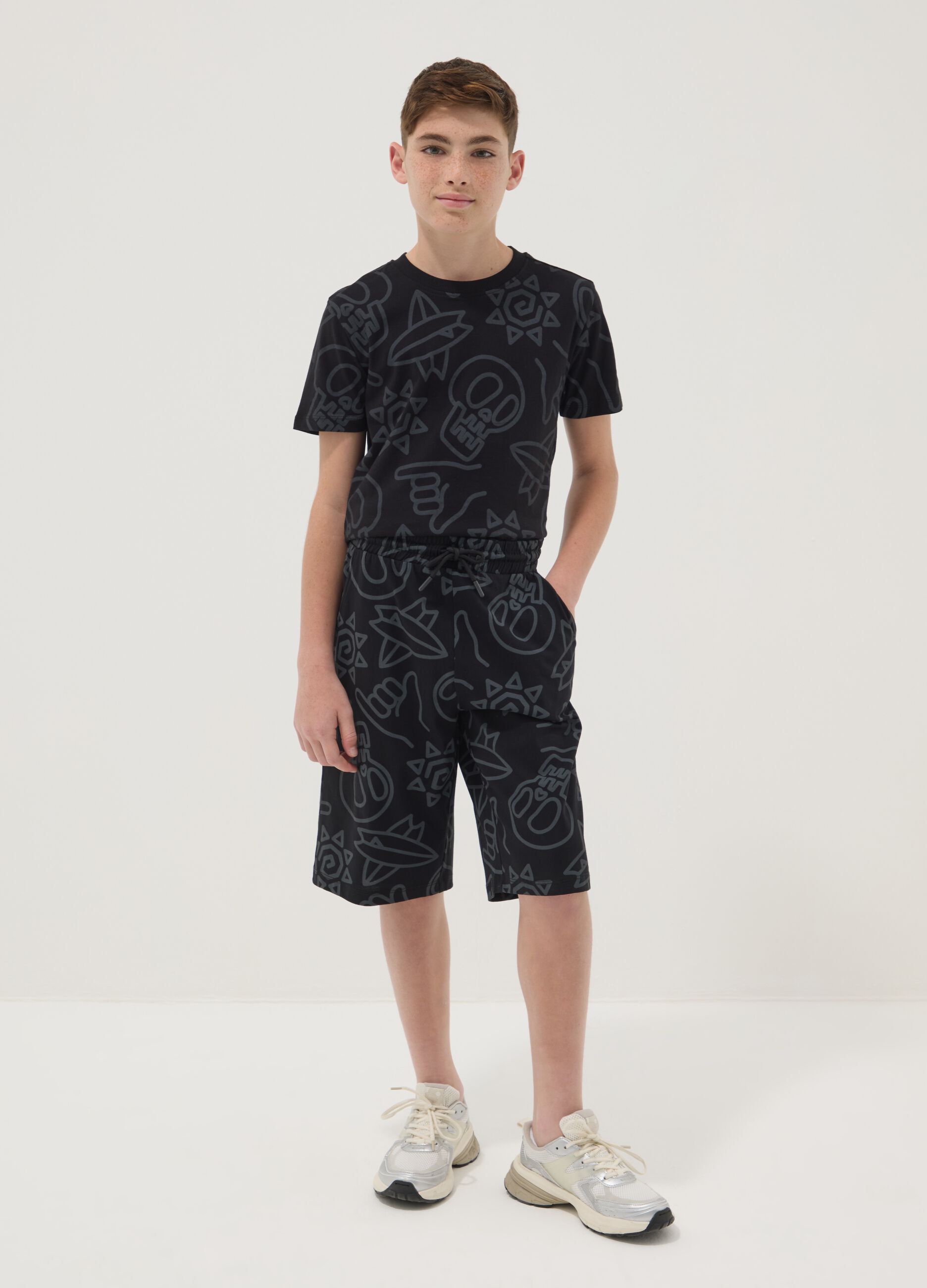 Black pure cotton all-over print shorts for boys, regular fit