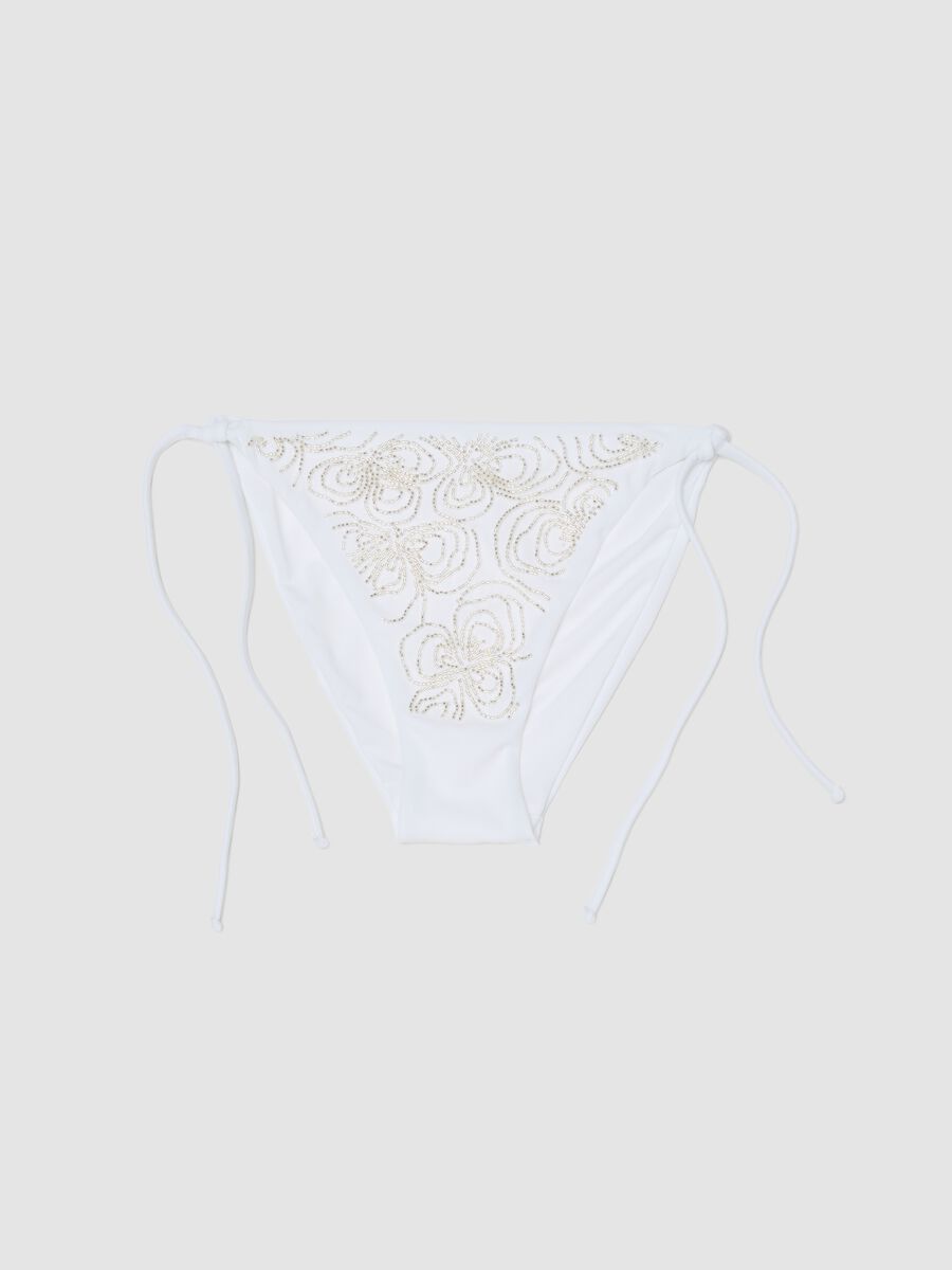 Slip da mare elasticizzato bianco con perline decorative_4