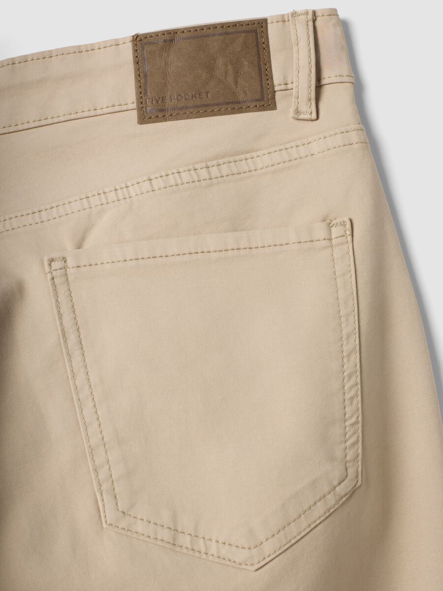 Pantaloni beige in twill di cotone elasticizzato regular fit_1