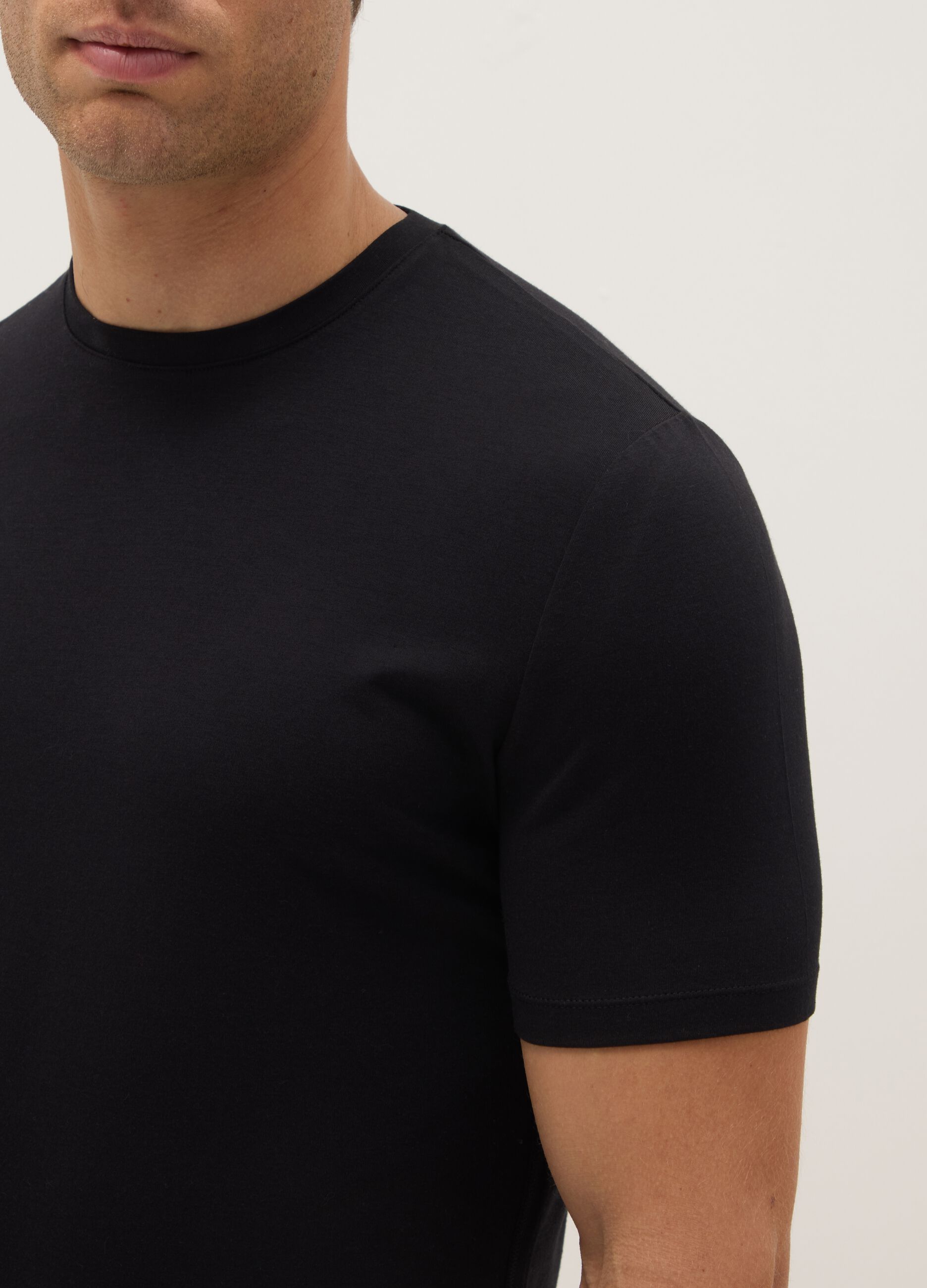 Black crew neck t-shirt in cotton blend regular fit