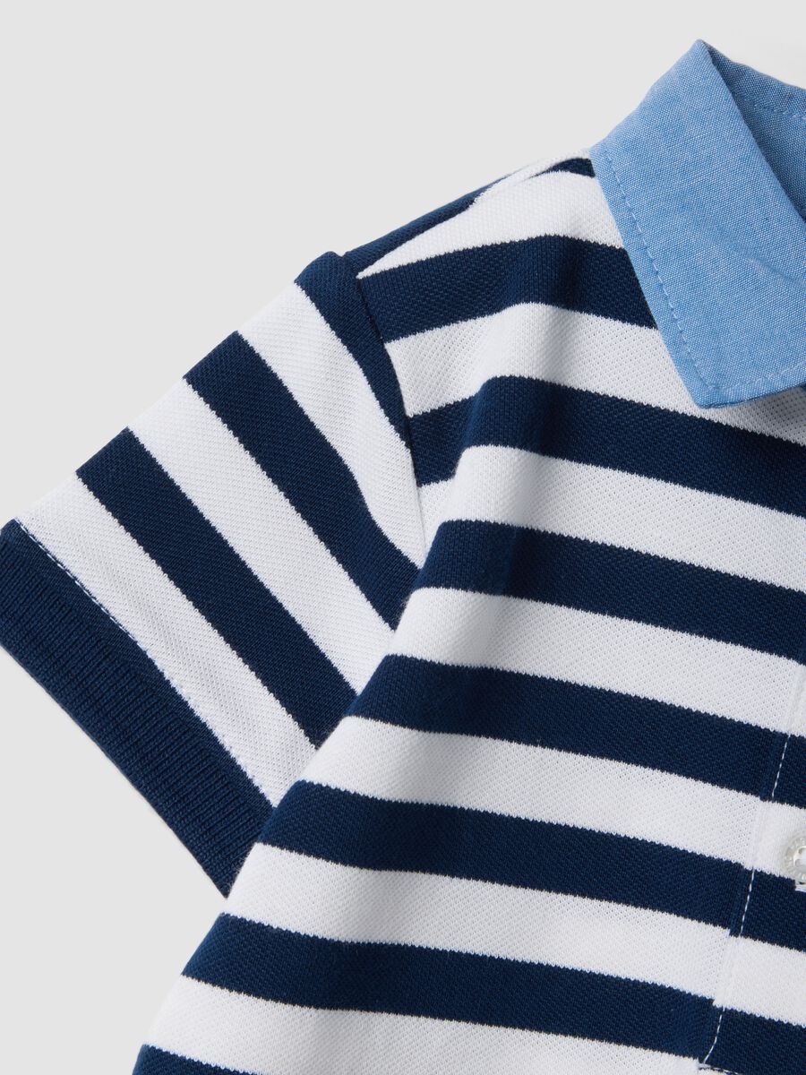 Polo a righe bianche e blu in cotone elasticizzato da bimbo regular fit_2