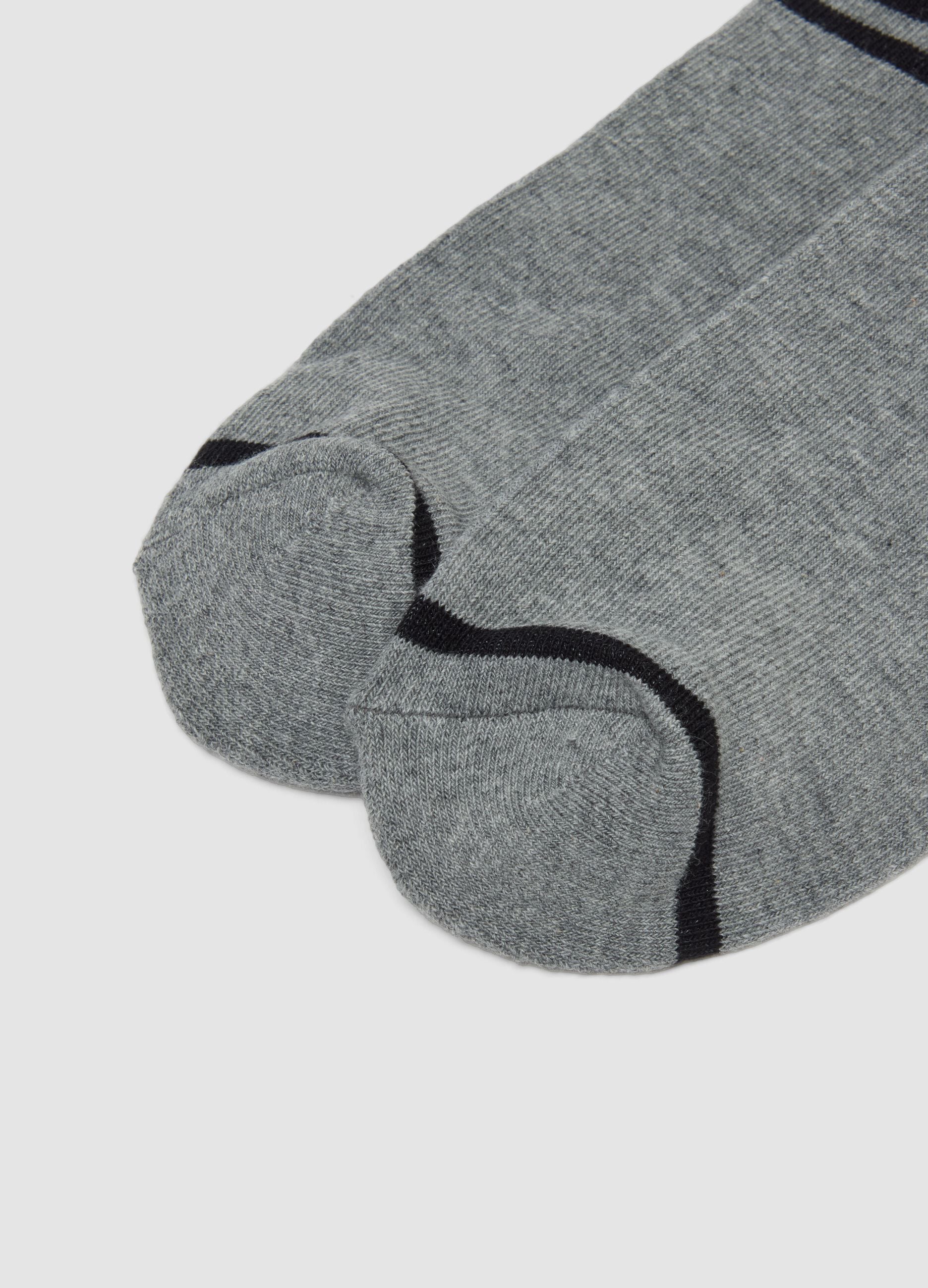 3-pack of black and grey organic stretch cotton ankle sports socks