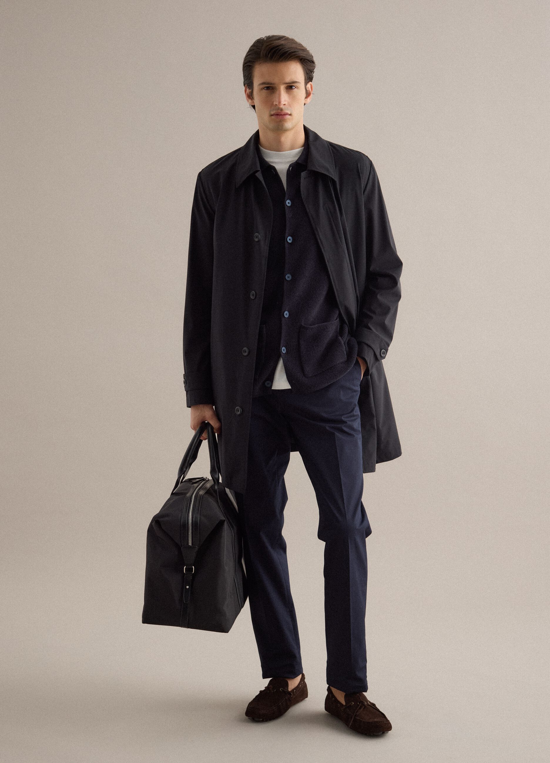 Trench lungo nero regular fit con bottoni