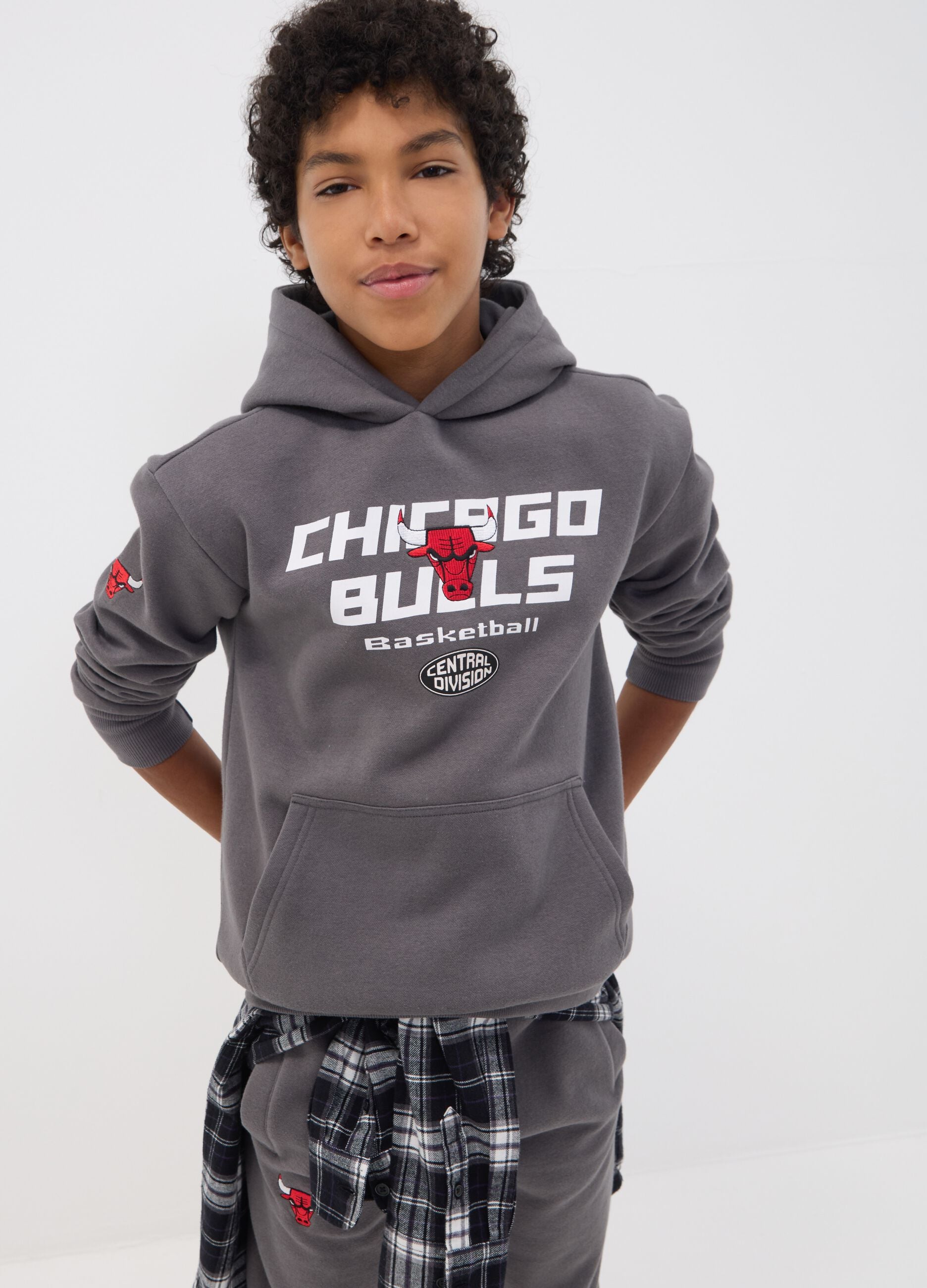 Grey cotton-blend hooded sweatshirt with Chicago Bulls print for boys