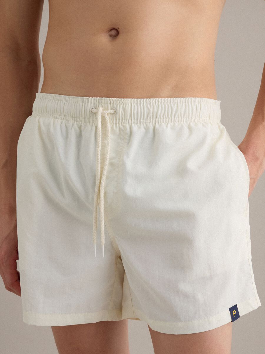 Boxer da mare bianco con vita elasticizzata e coulisse_3