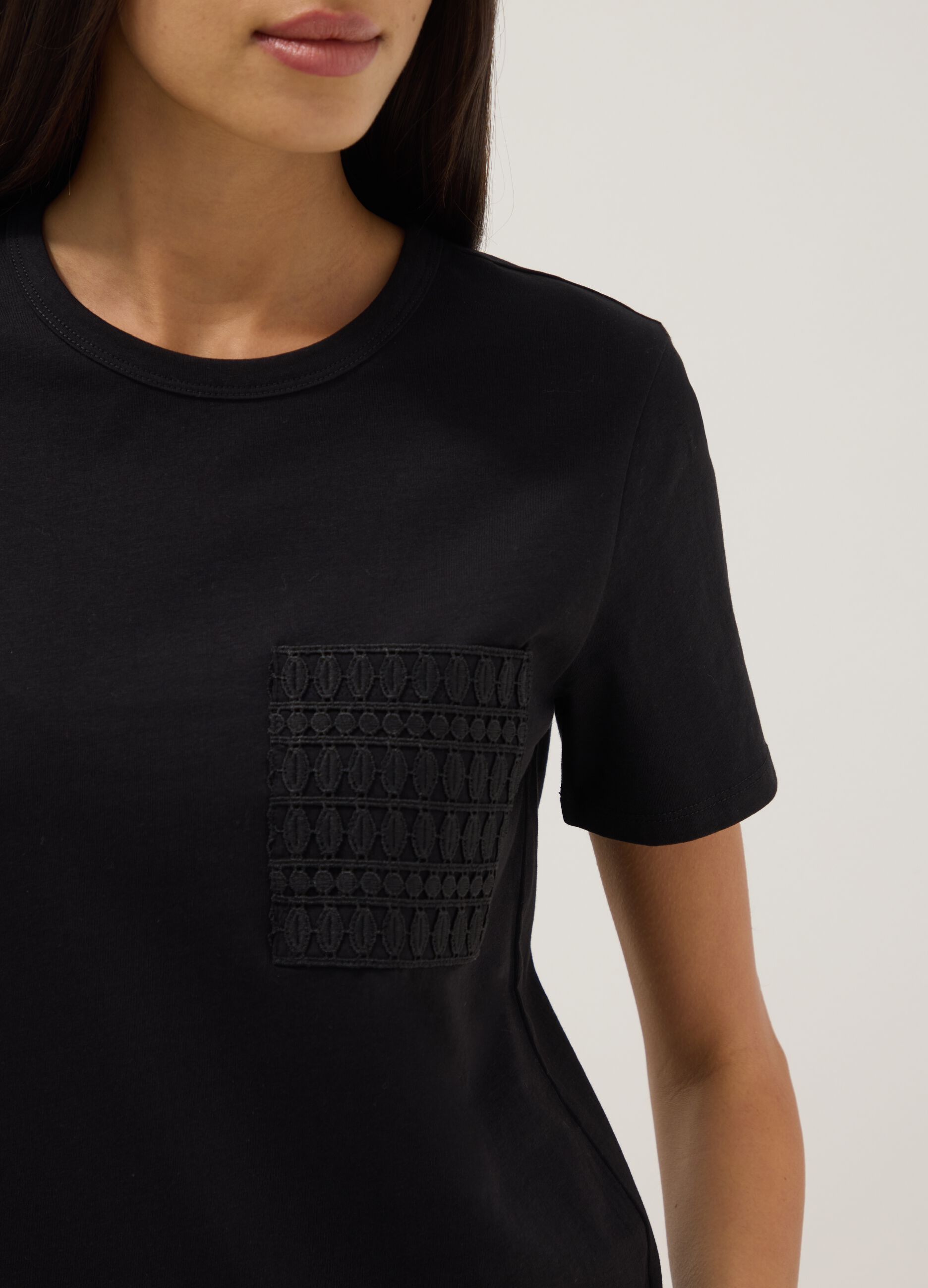 Black pure cotton regular-fit T-shirt with embroidered chest pocket