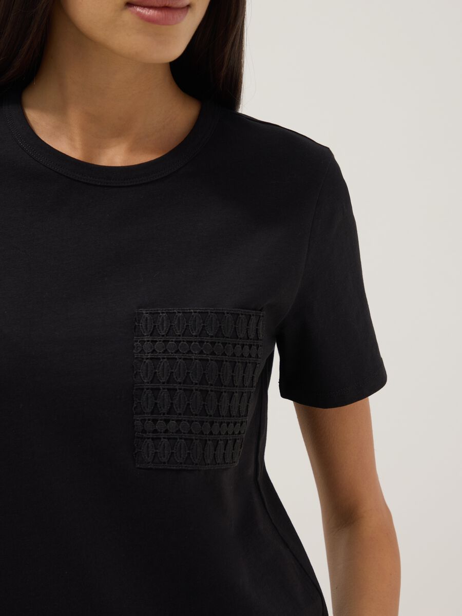 T-shirt in puro cotone nera regular fit con taschino ricamato_3