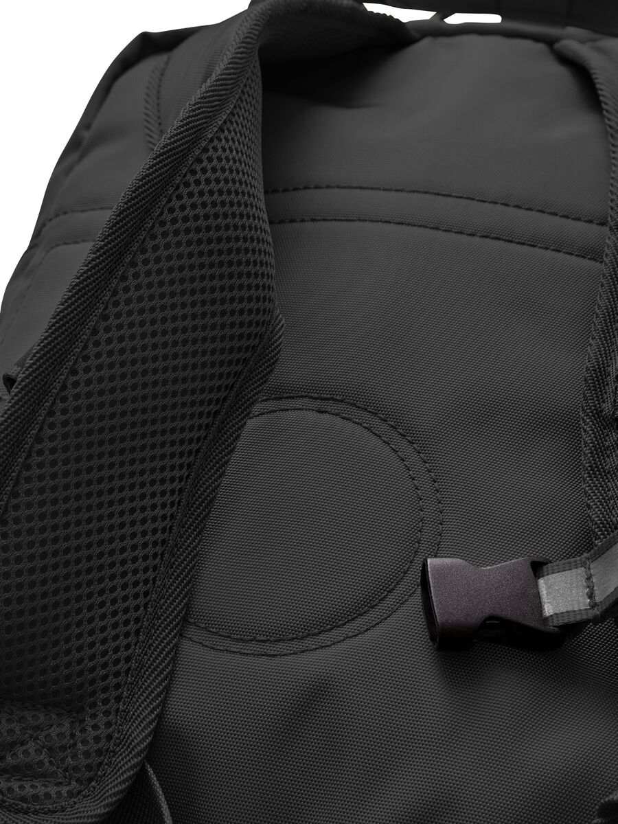 Black backpack with front pockets_4