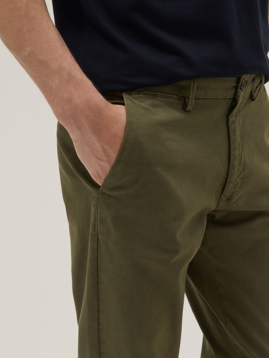 Pantaloni chino verdi in cotone elasticizzato slim fit_3